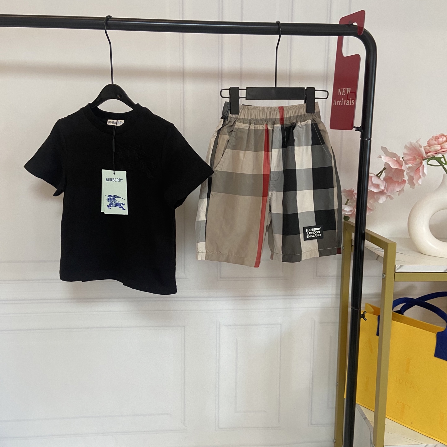 NO:769950,Kids' exclusive real shot of Bbr British style explosion!  Children's classic plaid suit, your baby's summer outfit. Book in C position. Moms, check it out!  This children's suit with its own high-end feel directly embodies the British luxury brand's temperament. Its appearance, comfort, and practicality are all online. You won't lose money if you close your eyes!  The top is simple and high-end, full of texture, classic pure black short-sleeved, with built-in slimming buff, regardless of skin color, both boys and girls look super energetic in it!  The fabric is soft and skin-friendly, breathable and not sweaty. It will not irritate the baby when worn close to the body, and will not be stuffy when worn for a long time. The three-dimensional embossed logo on the chest is low-key and recognizable, and the details are full of details. The loose fit version does not restrict the baby's running and playing, and is suitable for daily wear and school wear. The classic plaid bottoms are fashionable. Burberry's iconic classic plaid shorts make you look like a proper British gentleman!  Classic khaki + black and gray plaid, with eye-catching red stripes in contrasting colors, retro and fashionable, it will turn heads when you go out on the street. Elastic waist design, fits the baby's waist and abdomen, easy to put on and take off, does not tighten the belly, can be worn by fat and thin babies. Side pocket design is convenient for babies to put small items, practical and full. Lightweight and breathable fabric, refreshing and not stuffy to wear in summer, durable and not easy to wrinkle, easy to take care of  Size-110-120-130-140-150-cm, clothes, burberry, shorts, T-shirt,19860909Kids独家实拍 Bbr英伦风炸场！儿童经典格纹套装,娃的夏日穿搭C位预定 宝妈们看过来！这套自带高级感的儿童套装,把英伦奢牌气质直接拉满,颜值、舒适、实穿性全在线,闭眼入不亏！ 上衣简约高级,质感拉满 经典纯黑短袖,自带显瘦buff,不挑肤色,男宝女宝穿都超显精神！ 面料软糯亲肤,透气不闷汗,宝宝贴身穿完全不刺激,久穿也不闷 胸前做了同色系立体压纹logo,低调又有辨识度,细节感直接拉满 宽松合身的版型,不束缚宝宝跑跳玩耍,日常穿、上学穿都合适 下装经典格纹,时髦出圈 Burberry标志性的经典格纹短裤,一上身就是妥妥的英伦小绅士！ 经典卡其+黑灰格纹,搭配亮眼红条撞色,复古又时髦,出街回头率爆表 松紧腰设计,贴合宝宝腰腹,穿脱方便,不勒肚子,胖瘦宝宝都能穿 侧边口袋设计,方便宝宝放小物件,实用性拉满 轻薄透气的面料,夏日穿清爽不闷,耐洗不易皱,好打理不费心 码数-110-120-130-140-150-cm,衣服,burberry,shorts,T-shirt,,Children's
