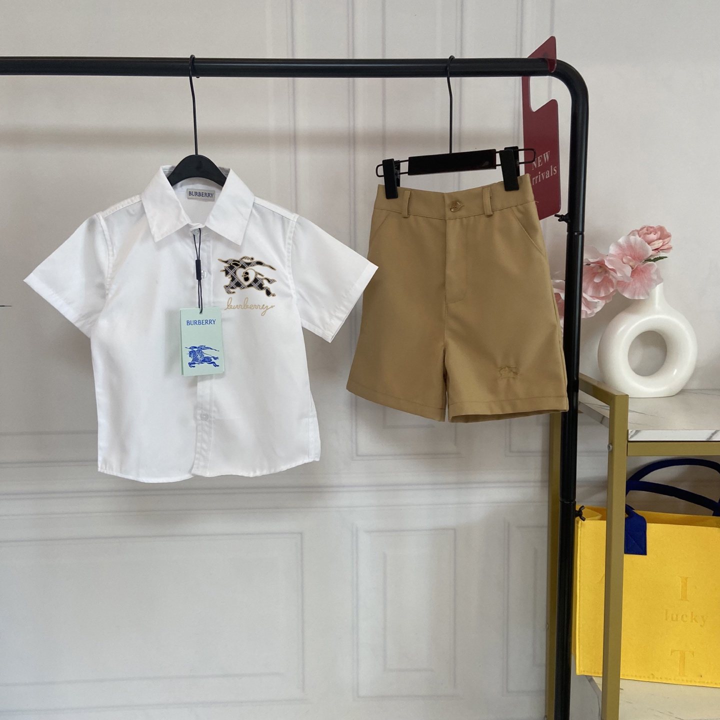 NO:769964,Kids' exclusive real shot Bbr British style boys' short-sleeved suit. Exquisite gentleman's summer outfit. Core hit. The British style short-sleeved suit specially created for boys perfectly combines sophistication with summer refreshing feeling. It is an eye-catching choice for babies' daily outings and holiday parties!  Details of the top: Classic lapel design, which modifies the baby's neck line and brings a little gentleman's temperament. The white/black background color is clean and versatile, and the exquisite pattern on the chest is exquisite and full of texture, saying goodbye to monotony. The short-sleeved version is loose and breathable, so it is not sweaty in summer and does not restrict activities. Matching bottoms  The khaki shorts have a high-end color scheme, and the classic and simple version is not flattering and adapts to all body shapes. The trousers are made with fine workmanship, the waist is comfortable and not tight, and the details are full of quality. They match harmoniously with the top, and you can get a sophisticated outfit in one set. No need to worry about matching, you can create a refined look by wearing it directly, and the price-performance ratio is very high!  Size 110-120-130-140--160-170cm, clothes, shorts, T-shirt,19860909Kids独家实拍 Bbr英伦风男童短袖套装 夏日精致绅士穿搭 核心爆款 专为男童打造的英伦风短袖套装,将精致感与夏日清爽感完美融合,是宝宝日常出街、节日聚会的吸睛之选！ 上衣细节 经典翻领设计,修饰宝宝脖颈线条,自带小绅士气质.白色/黑色底色干净百搭,胸前精致图案工艺细腻,质感拉满,告别单调感.短袖版型宽松透气,夏日穿着不闷汗,活动无束缚. 下装搭配 卡其色短裤配色高级,经典简约的版型不挑身材,适配各种身形.裤装做工精细,腰头舒适不勒肚,细节处尽显品质,与上衣搭配和谐统一,一套搞定精致穿搭.无需费心搭配,直接上身即可打造精致造型,性价比超高！ 码数110-120-130-140--160-170cm,衣服,shorts,T-shirt,,Children's