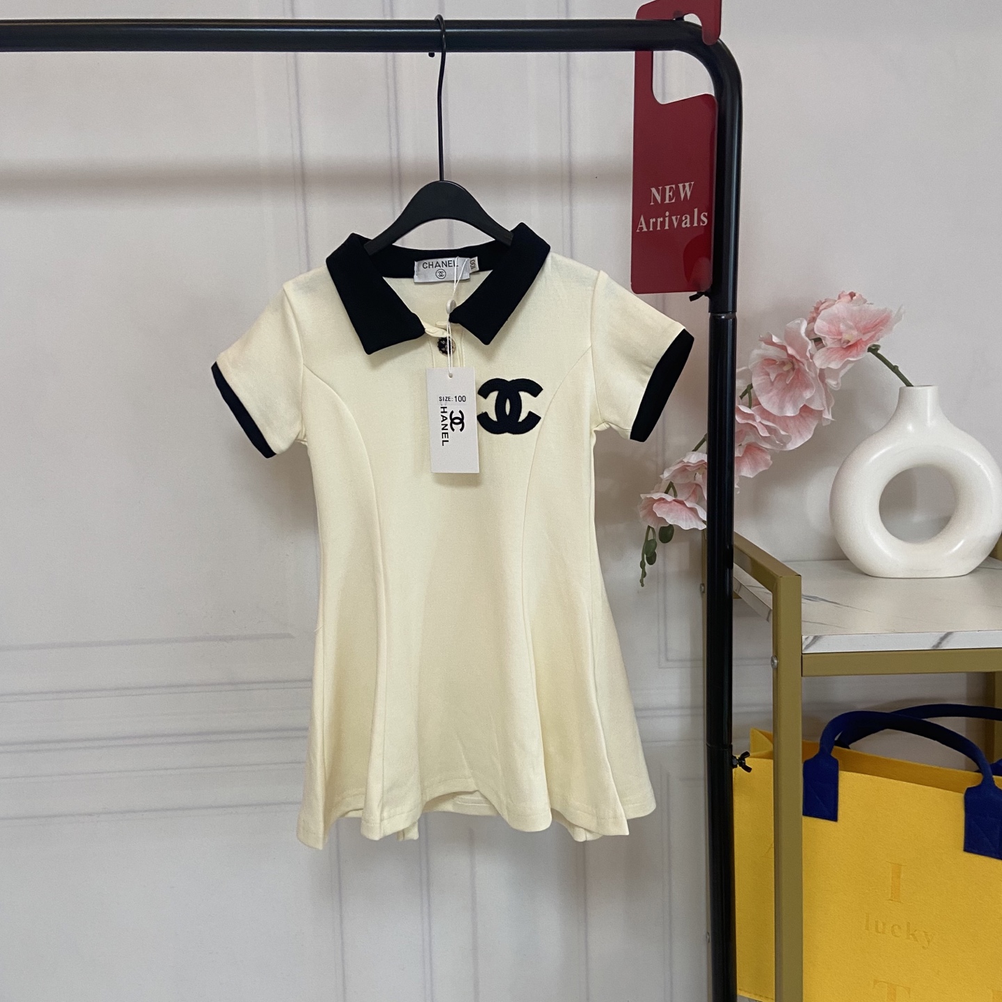 NO:850236,Kids' exclusive real shot of CH Girls' Xiaoxiangfeng off-white Polo dress [Xiaoxiangfeng off-white Polo dress · Full analysis of highlights] 1. Category A maternal and infant grade fabric, skin-friendly, breathable and not sweaty  It is made of high-count combed cotton fabric, with no fluorescent agent and no formaldehyde, so babies with sensitive skin can rest assured to wear it against the skin. It feels soft and delicate, absorbs sweat, is breathable and non-sticky. In the summer, if the child plays wildly all afternoon, the back will still feel fresh and not sweaty. Say goodbye to the worry of redness, itchiness and sweating, and it is comfortable and worry-free for daily wear. 2. Classic contrasting color design, gentle and noble  The milky white body is paired with a black contrasting Polo collar and cuffs, which restores the classic color scheme of Xiaoxiang style. It has a sense of elegance and nobility. It can also be easily controlled with yellow and black leather. The upper body is gentle and white. It can easily be worn with the same texture as that of big brands. It looks very good in photos. 3. The A-line version has a narrowed waist, which hides the flesh and makes you slim without picking up the figure.  The waist is cut to fit the waistline and matched with an A-line skirt, which perfectly modifies the body shape and hides the belly and fat. It can be easily controlled by fat and thin babies. It is not tight or bloated. It instantly changes the proportion of 30 to 70 points when put on, and the temperament is directly improved!  4. Exquisite brand embroidery, low-key and high-end. The classic double-C embroidery decoration on the chest is neatly and firmly routed, not easy to fall off or snag. It is low-key and unobtrusive, with self-recognition. It is not exaggerated for daily wear and exquisite for party wear. It is easy to create a small fragrance atmosphere. 5. Full of details, thoughtful design makes you worry-free.  The button design on the neckline makes it easy to put on and take off; the skirt is slightly slit, so children can run, jump and play without being restrained; the wiring is neat, and it is not easy to deform or pill after multiple machine washes. It is durable and worry-free, and mothers can take care of it without stress. Size 80-90----130-140-150cm, clothes, skirts,19860909Kids独家实拍CH 女童小香风米白Polo连衣裙【小香风米白Polo连衣裙 · 亮点全解析】 1. A类母婴级面料,亲肤透气不闷汗 采用高支精梳棉面料,无荧光剂、无甲醛,敏感肌宝宝也能放心贴肤穿.触感软糯细腻,吸汗透气不黏腻,夏天孩子疯玩一下午,后背依然清爽不闷汗,告别红痒闷汗烦恼,日常穿舒适又省心. 2. 经典撞色设计,温柔又显贵 奶白色衣身搭配黑色撞色Polo领+袖口,还原小香风经典配色,自带优雅贵气感,黄黑皮也能轻松驾驭,上身温柔又显白,轻松穿出大牌同款质感,拍照上镜超好看. 3. 收腰A字版型,藏肉显瘦不挑身材 收腰剪裁贴合腰线,搭配A字裙摆,完美修饰身形,藏住小肚腩、拜拜肉,胖瘦宝宝都能轻松驾驭,不紧绷、不臃肿,穿上秒变三七分比例,气质直接拉满！ 4. 精致品牌刺绣,低调又高级 胸口经典双C刺绣装饰,走线工整牢固,不易脱落、勾丝,低调不张扬,自带辨识度,日常穿不夸张,聚会穿又显精致,轻松拿捏小香风氛围感. 5. 细节拉满,贴心设计更省心 领口纽扣设计,穿脱轻松不费劲；裙摆做了微开叉处理,孩子跑跳玩耍不束缚；走线工整,多次机洗也不易变形、起球,耐穿又省心,宝妈打理无压力. 码数80-90----130-140-150cm,衣服,skirts,,Children's
