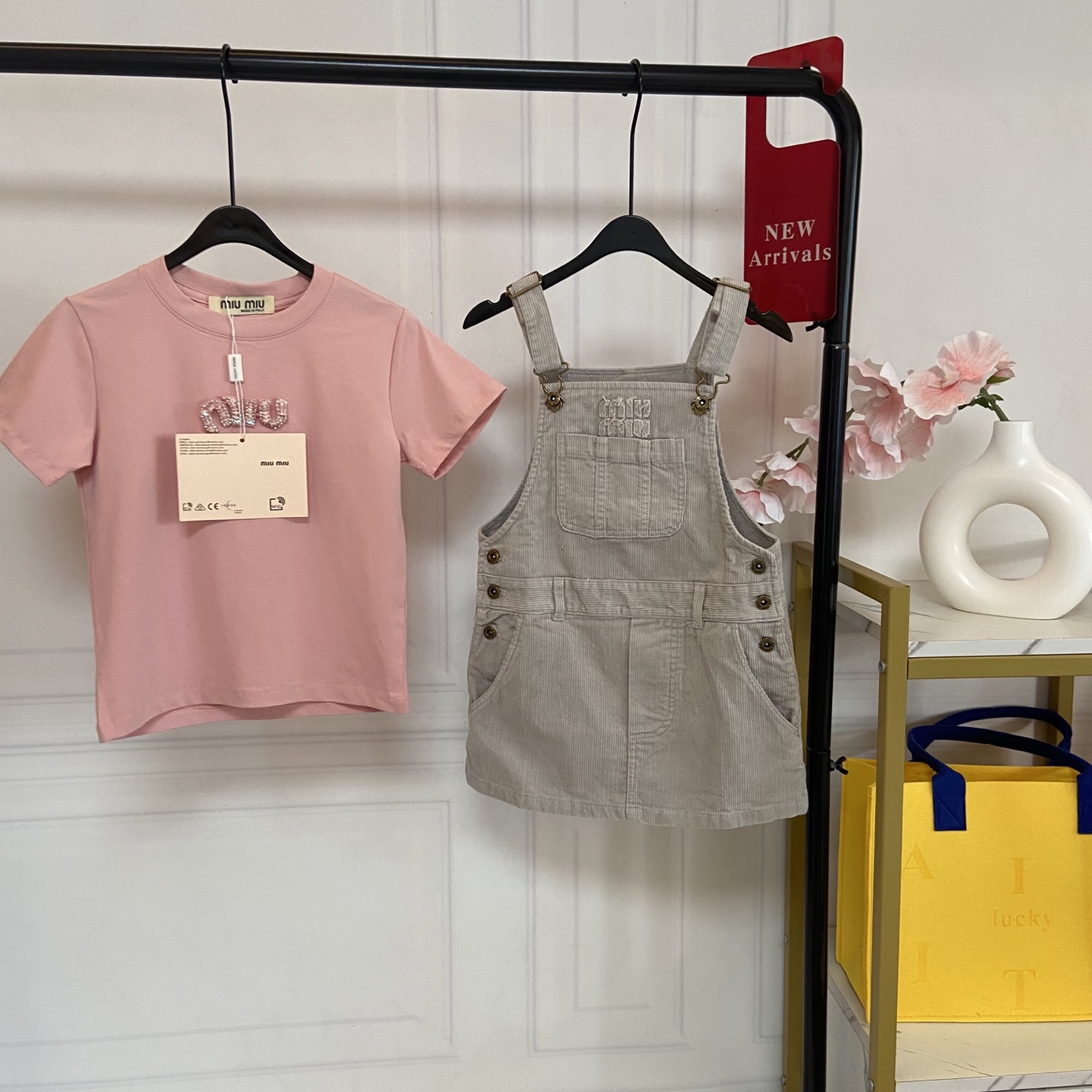 NO:850292,Kids' exclusive real shot of girls' MiuMiu pink T-shirt + light gray suspender skirt suit [Sakura pink short-sleeved T-shirt · Highlights of details] 1. Class A maternal and infant grade fabric, as soft as clouds against the skin  It is made of high-count combed cotton fabric, with no fluorescent agent and no formaldehyde, so babies with sensitive skin can wear it with confidence. It feels soft and skin-friendly, absorbs sweat and is breathable without sweating. In summer, after children play wildly all afternoon, the back will be refreshing and non-sticky, saying goodbye to redness, itching, stuffiness and sweating. 2. Vitality Sakura Powder, gentle and whitening without picking at the skin.  Low saturation cherry blossom pink, gentle and eye-catching, with a built-in filter effect, the upper body will be whiter and complexion, and you can easily wear it to look soft and cute. You will no longer be afraid that your children will look older if they wear dark colors, or look dark if they wear light colors!  3. Comfortable fit, easy to put on and take off regardless of figure. The classic round neck design does not block the neck or restrict the head, so children can easily put on and take off by themselves; the fit is slightly loose, not tight or bloated, and can hide belly fat and fat, and can be easily controlled by fat and thin babies. 4. Exquisite rhinestone logo, low-key and noble.  The chest is decorated with MiuMiu feng shui diamond letters, the blingbling is super exquisite, no snagging, no diamonds falling off, no exaggeration for daily wear, and high-end for party wear, the wiring is neat and firm, and it is not easy to fall off after multiple machine washes. [Light gray corduroy suspender skirt · Highlights of details] 1. Soft fufu corduroy, retro and gentle  It is made of fine corduroy fabric, soft and skin-friendly, with a retro college style. The light gray is gentle and versatile. It looks good with T-shirts and sweaters. It can be worn all year round and has a high utilization rate. 2. Loose fit, slim and stylish  The straight A-line shape perfectly modifies the shape of the waist, abdomen and legs, hides the belly and fake hip width, and changes the ratio of 30 to 70 in seconds. It can be easily controlled by fat and thin babies. It is not tight or bloated and looks great in photos. 3. Adjustable strap + metal buckle, comfortable and not tight. The strap is adjustable in length and equipped with retro metal buckles. It does not tighten the shoulders or the body. It is easy for children to put on and take off without picking up their height. There is no restriction in daily activities and they can run, jump and play freely.  4. Exquisite embroidered logo + large pockets, full of details. The MiuMiu style embroidered letters on the chest are neatly and firmly routed, low-key and recognizable; the large pockets on both sides are designed for children to put snacks and toys. They are practical and cute, and can easily wear the same texture as big brands. Size ---130-140-150cm, clothes, miumiu, hoodie, sweatshirts, skirts, T-shirts, tees, t-shirts,19860909Kids独家实拍 女童MiuMiu风粉T恤+浅灰背带裙套装【樱花粉短袖T恤 · 细节亮点】 1. A类母婴级面料,软到像云朵贴肤 采用高支精梳棉面料,无荧光剂、无甲醛,敏感肌宝宝也能放心穿.触感软糯亲肤,吸汗透气不闷汗,夏天孩子疯玩一下午,后背也清爽不黏腻,告别红痒闷汗烦恼. 2. 元气樱花粉,温柔显白不挑皮 低饱和樱花粉,温柔又亮眼,自带滤镜感,上身巨显白显气色,轻松穿出软萌甜妹感,再也不怕孩子穿深色显老、穿浅色显黑！ 3. 舒适版型,不挑身材好穿脱 经典圆领设计,不卡脖子、不勒头,孩子自己就能轻松穿脱；合身微宽松版型,不紧绷、不臃肿,藏住小肚腩、拜拜肉,胖瘦宝宝都能轻松驾驭. 4. 精致水钻logo,低调又显贵 胸口MiuMiu风水钻字母装饰,blingbling超精致,不勾丝、不掉钻,日常穿不夸张,聚会穿又显高级,走线工整牢固,多次机洗也不易脱落.【浅灰灯芯绒背带裙 · 细节亮点】 1. 软fufu灯芯绒,复古又温柔 采用细腻灯芯绒面料,触感软糯亲肤,自带复古学院风,浅灰色温柔百搭,搭配T恤、卫衣都好看,一年四季都能穿,利用率超高. 2. 宽松版型,显瘦藏肉超有型 直筒A字版型,完美修饰腰腹和腿型,藏住小肚腩、假胯宽,穿上秒变三七分比例,胖瘦宝宝都能轻松驾驭,不紧绷、不臃肿,拍照上镜超好看. 3. 可调节背带+金属扣,舒适不勒身 背带可调节长度,搭配复古金属扣,不勒肩膀、不勒身,孩子穿脱轻松,不挑身高,日常活动无束缚,跑跳玩耍都自在. 4. 精致刺绣logo+大口袋,细节拉满 胸前MiuMiu风刺绣字母,走线工整牢固,低调又有辨识度；两侧大口袋设计,孩子可以放小零食、小玩具,实用又可爱,轻松穿出大牌同款质感. 码数---130-140-150cm,衣服,miumiu,hoodie,sweatshirts,skirts,T-shirt,tees，t-shirt,,Children's