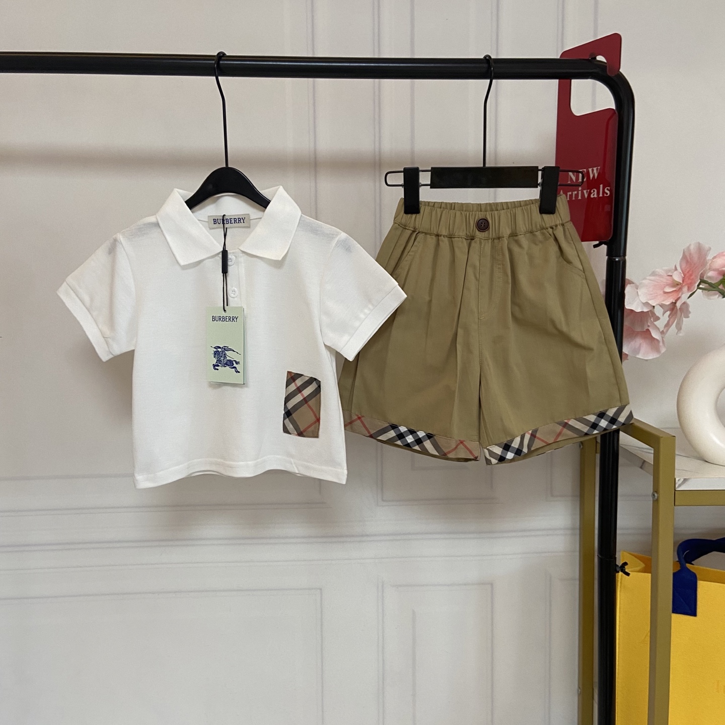 NO:850282,Kids' exclusive real shot of Bbr white Polo shirt + khaki shorts set [White short-sleeved Polo shirt · Highlights of details] 1. Class A maternal and child-grade fabric, skin-friendly, breathable and not sweaty. Made of high-count combed cotton fabric, no fluorescent agent, no formaldehyde, babies with sensitive skin can rest assured to wear it. It feels soft and delicate, absorbs sweat, is breathable and non-sticky. Even if the children play wildly for an afternoon in summer, the back will still be fresh and not sweaty. Say goodbye to redness, itching and sweating. 2.  The classic Polo version is refreshing and neat without being sloppy. The lapel + single-breasted design has a British preppy style. It is neat and stylish but not too sloppy. The fit is slightly loose. It is not tight or bloated. It hides the belly. It can be easily controlled by fat and thin babies. It can be worn in daily wear without choosing a match. It looks handsome no matter how you wear it. 3. Iconic plaid pockets are low-key, dignified and recognizable.  The side pockets are spliced with the brand's classic plaid pattern, which restores the classic elements of Burberry style. The lines are neat and firm, without snagging or deformation. It is low-key and recognizable. It has a sense of luxury and can easily be worn with the same texture as the famous brands. 4. Full of details, durable and not deformed. The collar and cuffs have been reinforced, and they are not easy to deform or pill after multiple machine washes. The hangtag and collar label restore the brand details, full of texture, not exaggerated for daily wear, and sophisticated for party wear. [Khaki Casual Shorts  · Highlights of details] 1. Comfortable fabric, draped and stylish without collapse. Made of crisp anti-wrinkle fabric, smooth and breathable to the touch, not easy to pill or deform, and still stiff and stylish even after repeated washings. The khaki color is stain-resistant and versatile. It looks good with T-shirts and Polo shirts. It can be worn all year round and has a high utilization rate. 2. Loose A-line shape, which hides the flesh and makes you look slim and stylish.  The loose straight cut perfectly modifies the leg shape. It is not tight or constricting. It allows children to run, jump and play without restraint. It hides the fake wide hips and small thick legs. It instantly transforms into a neat little gentleman when you put it on. It looks great in photos. 3. Elastic waistband + plaid stitching on trouser legs, fashionable and comfortable  The waistband is designed with elastic elasticity and is matched with decorative buttons, which does not tighten the belly or the waist, and the child will not feel uncomfortable after eating. The trousers are made of the brand's classic plaid splicing, which echoes the pockets of the jacket, making the overall match more coordinated and full of details. 4. Practical pocket design, convenient and cute. The large pockets on both sides are designed so that children can put snacks and toys. It is practical and convenient. The wiring is neat and firm and not easy to open. It is not afraid of daily play and exercise, and it is stress-free for mothers to take care of.  Size 90----130-140-150cm, clothes, burberry, shorts, T-shirt, tees, t-shirt,19860909Kids独家实拍 Bbr白Polo衫+卡其短裤套装【白色短袖Polo衫 · 细节亮点】 1. A类母婴级面料,亲肤透气不闷汗 采用高支精梳棉面料,无荧光剂、无甲醛,敏感肌宝宝也能放心贴肤穿.触感软糯细腻,吸汗透气不黏腻,夏天孩子疯玩一下午,后背依然清爽不闷汗,告别红痒闷汗烦恼. 2. 经典Polo版型,清爽利落不邋遢 翻领+单排扣设计,自带英伦学院风,利落有型不软塌,合身微宽松版型,不紧绷、不臃肿,藏住小肚腩,胖瘦宝宝都能轻松驾驭,日常穿不挑搭配,怎么穿都帅气. 3. 标志性格纹口袋,低调显贵有辨识度 侧边口袋采用品牌经典格纹拼接,还原Burberry风经典元素,走线工整牢固,不勾丝、不变形,低调又有辨识度,自带高级感,轻松穿出大牌同款质感. 4. 细节拉满,耐穿不变形 领口和袖口做了加固处理,多次机洗也不易变形、起球；吊牌和领标还原品牌细节,质感满满,日常穿不夸张,聚会穿又显精致.【卡其色休闲短裤 · 细节亮点】 1. 舒适面料,垂坠有型不软塌 采用挺括抗皱面料,触感顺滑透气,不易起球、不易变形,多次清洗也依然挺括有型,卡其色耐脏百搭,搭配T恤、Polo衫都好看,一年四季都能穿,利用率超高. 2. 宽松A字版型,藏肉显瘦超有型 宽松直筒剪裁,完美修饰腿型,不紧绷、不勒腿,孩子跑跳玩耍无束缚,藏住假胯宽、小粗腿,穿上秒变利落小绅士,拍照上镜超好看. 3. 弹力腰头+裤脚格纹拼接,时髦又舒适 腰头采用弹力松紧设计,搭配装饰纽扣,不勒肚子、不勒腰,孩子吃撑了也不难受；裤脚采用品牌经典格纹拼接,和上衣口袋形成呼应,整体搭配更协调,细节感拉满. 4. 实用口袋设计,方便又可爱 两侧大口袋设计,孩子可以放小零食、小玩具,实用又方便,走线工整牢固,不易开线,日常玩耍、运动都不怕,宝妈打理无压力. 码数90----130-140-150cm,衣服,burberry,shorts,T-shirt,tees，t-shirt,,Children's