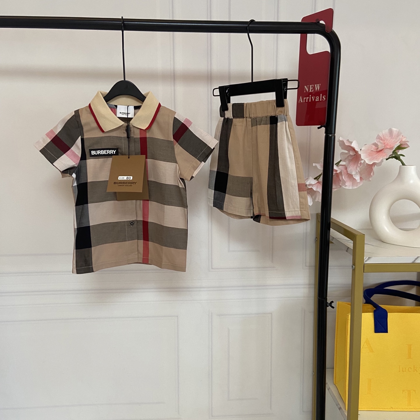 NO:850249,Kids' exclusive real shot of Bbr classic plaid suit [Classic plaid short-sleeved Polo shirt · Highlights of details] 1. Class A maternal and child-grade fabric, skin-friendly, breathable and non-sweat-free. Made of high-count combed cotton fabric, no fluorescent agent, no formaldehyde, babies with sensitive skin can wear it with confidence. It feels soft and delicate, absorbs sweat, is breathable and non-sticky. If the children play wildly for an afternoon in summer, the back will still be fresh and not sweaty, saying goodbye to redness, itching and sweating. 2.  Iconic plaid design, full of British style. It restores Burberry's classic plaid elements. The khaki background is matched with red, white and black lines, giving it a high-end British temperament. The contrasting collar and cuff design are full of details. The upper body is neat and stylish, and it is easy to wear the same texture as the big brand. 3. Polo lapel version, refreshing and neat without being sloppy.  Classic lapel + single-breasted design, with a college style, neat and stylish but not slumped, fit and slightly loose fit, not tight, not bloated, can hide the belly, easy to control for fat and thin babies, no matter how to wear it for daily wear, you can look handsome no matter how you wear it. 4. Brand logo details, low-key and recognizable  The brand letter logo on the chest is neatly and firmly routed. It does not snag or fade. It is low-key and recognizable. It is not easy to fall off after multiple machine washes. It is not exaggerated for daily wear and looks exquisite for party wear. [Same series of plaid casual shorts · Highlights of details] 1. Made of the same fabric and plaid, the matching is more coordinated. It uses the same plaid fabric as the top, and the version is loose and straight, which perfectly echoes the top.  2. The loose fit hides the flesh and makes you look slimmer and more stylish. The loose straight cut perfectly modifies the shape of the legs. It is not tight or constricting the legs. Children can run, jump and play without restraint. It hides the fake wide hips and small thick legs. You can instantly become a neat little gentleman when you put it on. It looks great when taking photos. 3. Comfortable waist design, it is more comfortable without constricting the belly.  The waistband is designed with elastic elasticity and is decorated with open threads. It does not tighten the tummy or the waist, and the child will not feel uncomfortable after eating. It is easy to put on and take off, and does not have to worry about the waistline. Daily activities are not restricted, and you can run, jump and play freely. 4. Durable and anti-wrinkle, easy to care for. The fabric has been treated with anti-wrinkle and is not easy to pill or deform. It can still be crisp and stylish after multiple washings. The plaid pattern is not easy to fade, so mothers can take care of it without stress. The child will look like new after wearing it for a long time.  Size 80-90----130cm, clothes, burberry, shorts, T-shirt,19860909Kids独家实拍 Bbr经典格纹套装【经典格纹短袖Polo衫 · 细节亮点】 1. A类母婴级面料,亲肤透气不闷汗 采用高支精梳棉面料,无荧光剂、无甲醛,敏感肌宝宝也能放心贴肤穿.触感软糯细腻,吸汗透气不黏腻,夏天孩子疯玩一下午,后背依然清爽不闷汗,告别红痒闷汗烦恼. 2. 标志性格纹设计,英伦风拉满 还原Burberry经典格纹元素,卡其底色搭配红、白、黑线条,自带高级英伦气质,撞色领边和袖口设计,细节感满满,上身利落有型,轻松穿出大牌同款质感. 3. Polo翻领版型,清爽利落不邋遢 经典翻领+单排扣设计,自带学院风,利落有型不软塌,合身微宽松版型,不紧绷、不臃肿,藏住小肚腩,胖瘦宝宝都能轻松驾驭,日常穿不挑搭配,怎么穿都帅气. 4. 品牌标识细节,低调有辨识度 胸口品牌字母标,走线工整牢固,不勾丝、不掉色,低调又有辨识度,多次机洗也不易脱落,日常穿不夸张,聚会穿又显精致.【同系列格纹休闲短裤 · 细节亮点】 1. 同面料同格纹,搭配更协调 采用和上衣同款格纹面料,版型宽松直筒,和上衣完美呼应,整体搭配更协调,自带套装质感,不用费心搭配,一套上身就很有格调. 2. 宽松版型,藏肉显瘦超有型 宽松直筒剪裁,完美修饰腿型,不紧绷、不勒腿,孩子跑跳玩耍无束缚,藏住假胯宽、小粗腿,穿上秒变利落小绅士,拍照上镜超好看. 3. 舒适腰头设计,不勒肚子更自在 腰头采用弹力松紧设计,搭配明线装饰,不勒肚子、不勒腰,孩子吃撑了也不难受,穿脱轻松,不挑腰围,日常活动无束缚,跑跳玩耍都自在. 4. 耐穿抗皱,打理省心 面料经过抗皱处理,不易起球、不易变形,多次清洗也依然挺括有型,格纹图案不易掉色,宝妈打理无压力,孩子穿久了也像新的一样. 码数80-90----130cm,衣服,burberry,shorts,T-shirt,,Children's