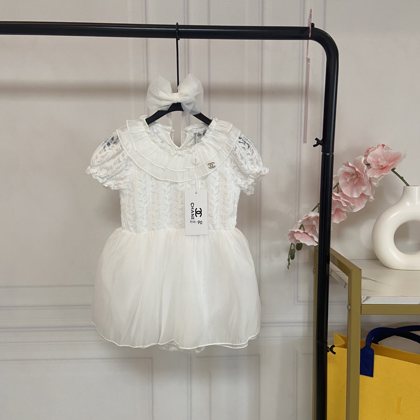 NO:850372,Kids' exclusive real-shot CH small fragrant lace puffy skirt (comes with the same series of bow hair accessories to create a gentle little princess look). The French double-layered ruffle neckline adopts a double-layered ruffled ruffled collar design, which has a romantic atmosphere. The soft pleated edges fit the baby's neck without irritating the skin, showing a gentle temperament.  The upper body of the lace + mesh double-layer skirt is made of exquisite three-dimensional jacquard lace fabric, which has a hazy and transparent feeling; the lower body is spliced with a light mesh puff skirt, which has a fluffy curvature. It is as smart and elegant as a small cloud when walking, satisfying the baby's princess dream. The puff sleeve design short sleeves are cut with slightly puffy puff sleeves and matched with lace binding to modify the lines of the baby's arms. It hides flesh and is cute. It is not stuffy for daily wear and has a perfect photogenic effect.  The brand-like details are embellished with exquisite double C logo decoration on the chest, which is low-key and high-end. Paired with the same series of mesh bow hair accessories, a complete set can easily create a complete look. The thoughtful button design and invisible snap button closure on the back make it easy to put on and take off without affecting the overall beauty of the shape. It is also convenient for parents to change clothes for their babies. Fabrics and craftsmanship | Skin-friendly and safe, taking into account appearance and comfort.  Category A infant-grade skin-friendly fabric, the upper body lace is made of high-count combed cotton base fabric, which is soft and breathable, and will not irritate the baby's delicate skin; the mesh skirt is made of dense soft mesh, which has no odor and does not tie the legs, making the wearing experience super comfortable. The boneless sewing process uses boneless binding on the inside to reduce the damage to the baby's skin from friction. The baby will not be hit by threads when moving, making it more secure to wear.  The environmentally friendly printing and dyeing process adopts reactive environmentally friendly printing and dyeing, which is not easy to fade and pilling. After multiple washings, the softness and stiffness of the fabric can still be maintained, and it will look like new after being worn for a long time. The breathable and non-stuffy design lace fabric has a breathable mesh structure and is matched with a loose mesh skirt. It will not be stuffy in summer, and the baby can quickly dissipate heat even when the baby sweats while playing, saying goodbye to stuffiness and stickiness. Size 59-66-73-80-90cm, clothes, skirts, T-shirts,19860909Kids独家实拍CH小香风蕾丝蓬蓬包屁裙（附同系列蝴蝶结发饰,打造温柔小公主造型） 法式双层荷叶领领口采用双层木耳边荷叶领设计,自带浪漫氛围感,软乎乎的褶皱边缘贴合宝宝脖颈,不硌皮肤,尽显温柔气质. 蕾丝+网纱双层裙摆上半身是精致的立体提花蕾丝面料,自带朦胧通透感；下半身拼接轻盈网纱蓬蓬裙摆,自带蓬松弧度,走路时像小云朵一样灵动飘逸,满足宝宝的公主梦. 泡泡袖设计短袖采用微蓬泡泡袖剪裁,搭配蕾丝包边,修饰宝宝手臂线条,藏肉又可爱,日常穿不闷热,拍照上镜效果拉满. 品牌感细节胸前点缀精致的双C标装饰,低调又高级,搭配同系列网纱蝴蝶结发饰,一套配齐,轻松打造完整造型. 贴心开扣设计后背隐形按扣开合,穿脱方便,不影响整体造型美感,同时也方便家长给宝宝更换衣物. 面料与工艺｜亲肤安全,兼顾颜值与舒适 A类婴幼儿级亲肤面料上半身蕾丝采用高支精梳棉底布,柔软透气,不扎宝宝娇嫩肌肤；网纱裙摆采用加密软网纱,无异味、不扎腿,穿着体验超舒适. 无骨缝制工艺内里全部采用无骨包边处理,减少摩擦对宝宝皮肤的伤害,宝宝活动时不会被线头硌到,穿着更安心. 环保印染工艺采用活性环保印染,不易掉色、不易起球,多次清洗依旧保持面料柔软度和版型挺括度,久穿如新. 透气不闷汗设计蕾丝面料自带透气网眼结构,搭配宽松网纱裙摆,夏天穿不闷热,宝宝玩耍出汗也能快速散热,告别闷热黏腻. 码数59-66-73-80-90cm,衣服,skirts,T-shirt,,Children's
