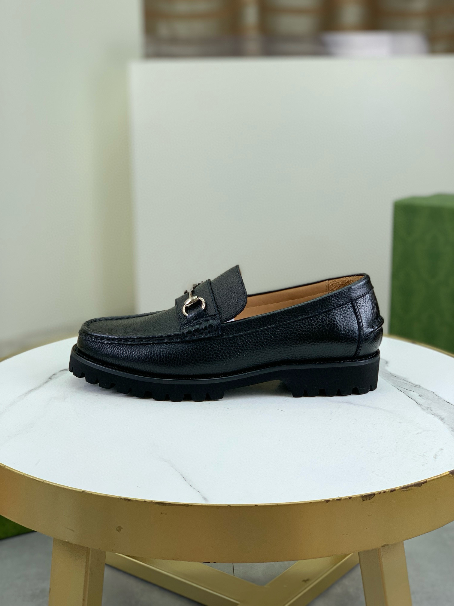 NO:273081,Top version Brand [GUCCi Guqi] Standard code men's code 38–46 (38 45 46 needs to be customized) The same style on the official website Original single quality Material original calfskin Water-dyed cowhide inner Original lightweight foamed sole Style category Men's fashion Formal casual leather shoes Men's shoes series Young fashion European and American trend British style Random matching Feet feel comfortable Color 5 colors available for real pictures, Gucci, cowhide19860909顶级版本 品牌【 GUCCi 古奇】 标准码男码38–46（38 45 46需定做） 等级官网同款 原单品质 材料原版小牛皮 水染牛皮内里 原版轻便发泡大底 款式类别男士时尚 正装休闲皮鞋 套脚款男鞋系列 年轻时尚 欧美潮流 英伦风格 随意搭配 脚感舒適 颜色5款颜色可选实物图,,gucci,cowhide,Men's shoes