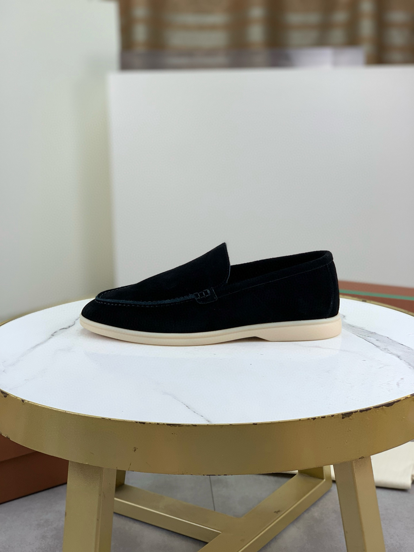 NO:282993,Top version Loro Piana Top authentic purchase original 1:1 copy. The existing Loro Piana company was founded on April 24, 194. The family business has been the sixth generation, providing high-quality products for customers who value taste and quality requirements. Imported original tire beef reverse fur fabric. Hand-stitched thread with genuine leather brown bottom and original packaging. Number 40-45 ——46 47 Can be customized,,loro piga19860909顶级版本 Loro Piana 顶级正品级购买原版1:1复制 于194月24日一手创立现有的Loro Piana公司.家族经营至今已是第六代,为讲求品味及对质量有要求的顾客提供上等的优质商品 进口原版胎牛反毛皮面料制成 手工缝制线配真皮棕底、原版包装 码数40-45 ——46 47 可以定做,,loro piana,Men's shoes