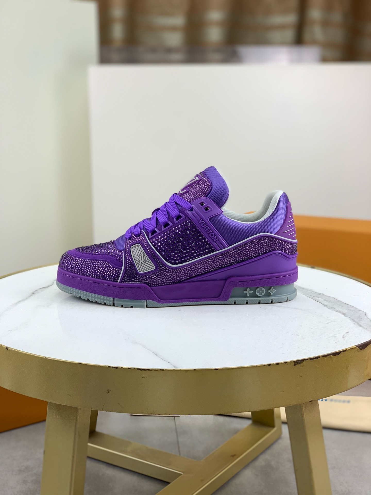 NO:347080,L Luxury Trainer couple sneakers are shipped in limited edition diamond-inlaid version. The imported Czech diamond-inlaid upper is shining and needs seven hours of ingenious production to achieve the classic. The real thing is really super flash, inspired by the retro basketball sneakers admired by the artistic director of men's clothing. The technological rubber outsole is equipped with an innovative gel inner pad, which makes the comfort more outstanding. The outsole is decorated with Monogram Flowers pattern. The classic basketball shoes are highly reversible, easy to match, and breathable and comfortable on the feet!  Size35-45 (38.45 customized for men and 41 customized for women), sneakers19860909L 奢品 Trainer情侣款运动鞋 限量烫钻版出货,进口捷克钻镶嵌鞋面闪烁耀目光芒,需七小时匠心制作方可成就经典.实物真的超闪,以男装艺术总监Virgil Abloh所欣赏的复古篮球运动鞋为灵感,科技橡胶外底配有创新凝胶内垫,舒适感更为出众.外底饰有Monogram Flowers图案.经典的篮球鞋款,回头率杠杠的,搭配轻易,上脚透气舒适！ Size35-45（男38.45定做.女41定做）,,sneakers,Men's shoes