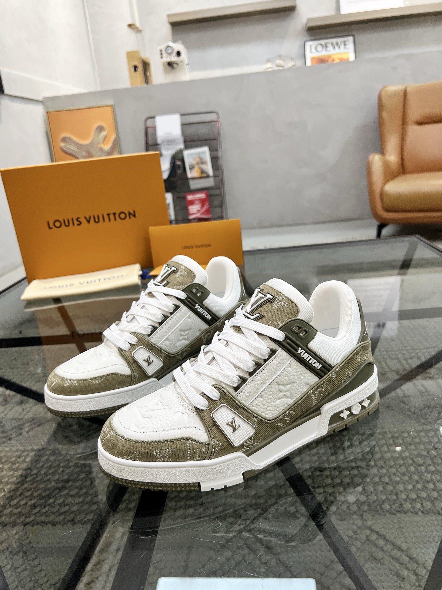 NO:355962,L top purchasing agent LOUIS VUITTON Street-fried men's hot sports shoes counter synchronization, upper imported Italian cowhide with green beef fabric, colorful and complex crafts, imported comfortable mesh cloth inner lining pad, original sole special original sole, TPU exclusive movable molding sole is super comfortable, original order goods, high quality, can enter and exit the counter at will, welcome comparison, number 38-45 (order 46),,louis vuitton,cowhide19860909L顶级代购 LOUIS VUITTON 炸街男神爆款运动板鞋专柜同步,鞋面意大利进口牛皮搭配绿牛布面料,缤纷色彩复杂工艺品,进口舒适网布内里垫,鞋底原厂特供原版底,TPU独家活动成型底超级舒适,原厂跟单货,高品质,可随意进出专柜,欢迎对比,码数 38-45（订 46）,,louis vuitton,cowhide,Men's shoes