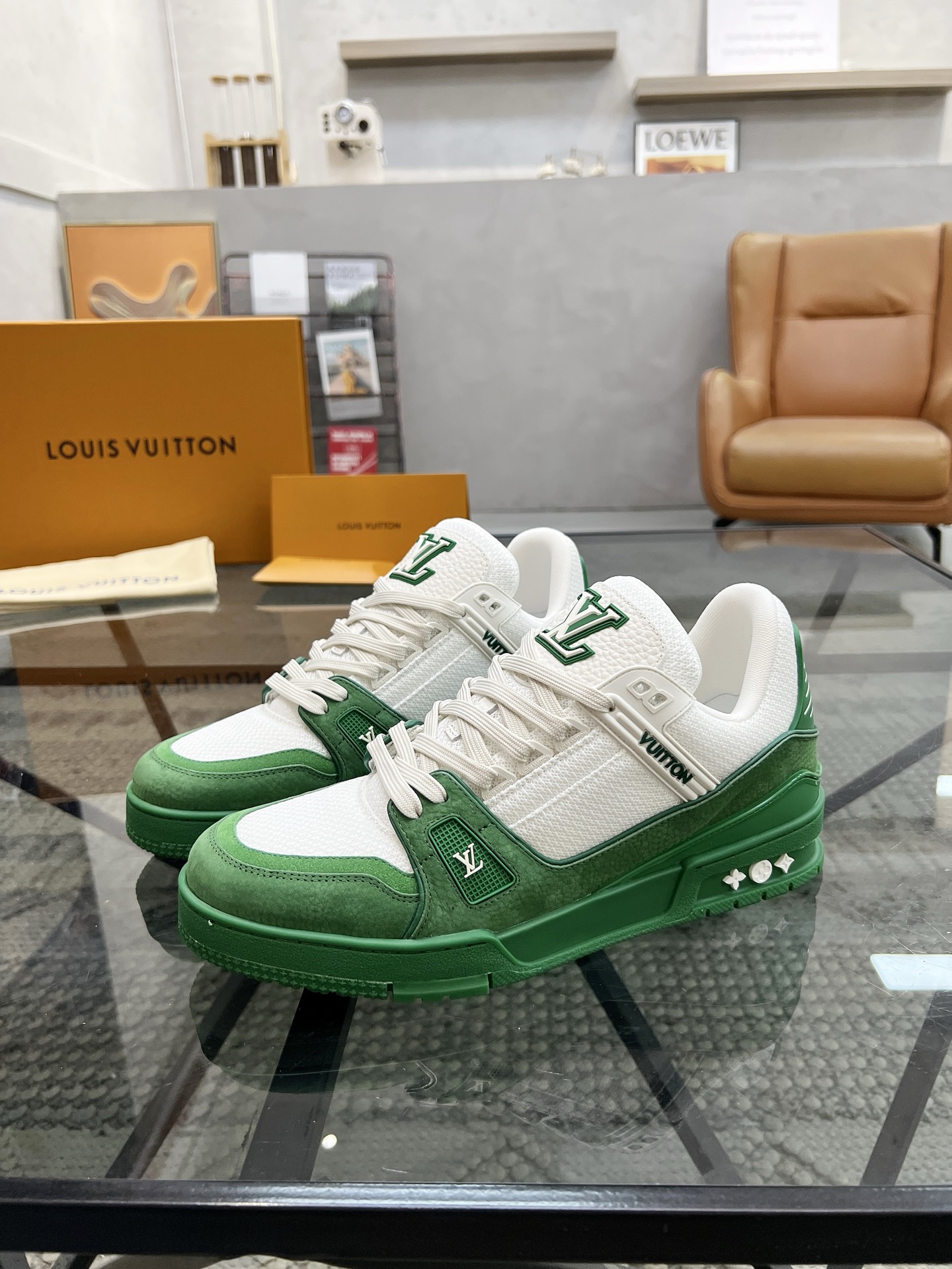 NO:355979,L top purchasing agent LOUIS VUITTON Street-fried men's hot sports shoes counter synchronization, upper imported Italian cowhide with green beef fabric, colorful and complex crafts, imported comfortable mesh cloth inner lining pad, original sole special supply original sole, TPU exclusive movable molding sole is super comfortable, original order goods, high quality, can enter and exit the counter at will, welcome comparison, number 39-45 (order 38, 46),,louis vuitton,cowhide19860909L顶级代购 LOUIS VUITTON 炸街男神爆款运动板鞋专柜同步,鞋面意大利进口牛皮搭配绿牛布面料,缤纷色彩复杂工艺品,进口舒适网布内里垫,鞋底原厂特供原版底,TPU独家活动成型底超级舒适,原厂跟单货,高品质,可随意进出专柜,欢迎对比,码数 39-45（订 38、46）,,louis vuitton,cowhide,Men's shoes