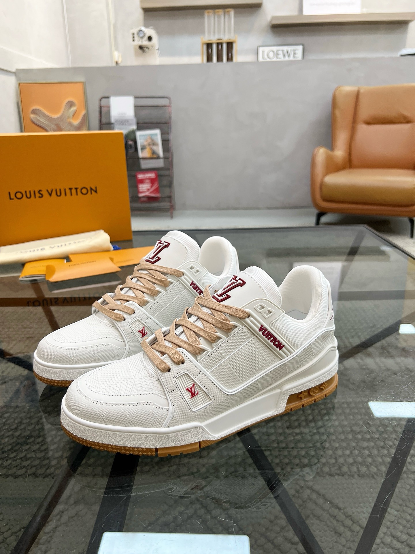 NO:355996,Top Purchase LOUIS VUITTON Street Blasting Couple Popular Sports Board Shoes Counter Synchronization, Upper imported Italian cowhide fabric, high-quality complex splicing crafts, imported comfortable mesh fabric inner mat, original sole special original sole, TPU exclusive movable molding sole is super comfortable, original order goods, high quality, can enter and exit the counter at will, welcome to compare, code number 35-45 (38, 46 for men),, louis vuitton, cowhide19860909顶级代购 LOUIS VUITTON 炸街情侣爆款运动板鞋专柜同步,鞋面意大利进口牛皮面料,高品质复杂拼接工艺品,进口舒适网布内里垫,鞋底原厂特供原版底,TPU独家活动成型底超级舒适,原厂跟单货,高品质,可随意进出专柜,欢迎对比,码数 35-45（订男38、46）,,louis vuitton,cowhide,Men's shoes