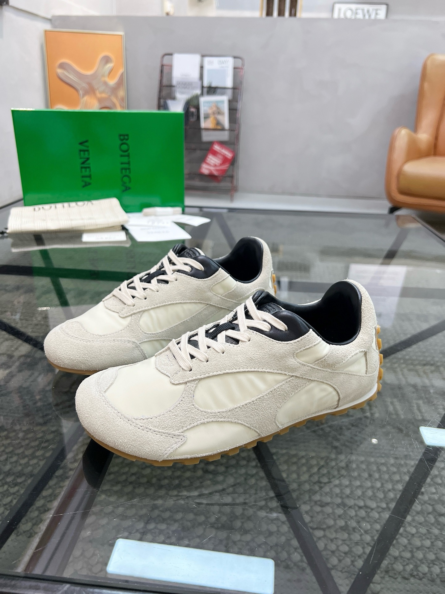 NO:356017,Top Purchase New Bottega Veneta Street Fans official website New products original single-stock counter synchronized, upper imported Italian cowhide with canvas fabric, trendy masters' popular layout is comfortable and generous, breathable and soft sheepskin inner comfortable, original sole is specially supplied with original sole, exclusive movable molding sole is super comfortable, original order goods, high quality, can enter and exit the counter at will, welcome to compare, women's size 35-39 men's size 39-45,,bottega veneta,cowhide,sheepskin19860909顶级代购 新款Bottega Veneta炸街情侣款官网新品原单货专柜同步,鞋面意大利进口牛皮搭配帆布面料,潮达人爆款版面舒适大方,透气柔软羊皮内里舒适,鞋底原厂特供原版底,独家活动成型底超级舒适,原厂跟单货,高品质,可随意进出专柜,欢迎对比,女码 35-39 男码 39-45,,bottega veneta,cowhide,sheepskin,Men's shoes