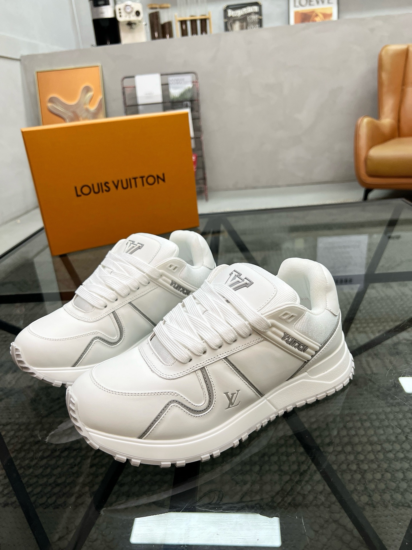 NO:756213,Top purchasing agent LOUIS VUITTON, the popular sports sneaker for street men, is synchronized with the counter. The uppers are imported cowhide fabrics from Italy, high-quality colorful and complex handicrafts, imported comfortable mesh inner pads, the original soles are specially provided by the original factory, and the TPU exclusive movable molded soles are super comfortable. Original factory orders, high quality, you can enter and leave the counter at will, welcome to compare, code number 39-44 (order 45), louis vuitton, cowhide19860909顶级代购 LOUIS VUITTON炸街男神爆款运动板鞋专柜同步,鞋面意大利进口牛皮面料,高品质缤纷色彩复杂工艺品,进口舒适网布内里垫,鞋底原厂特供原版底,TPU独家活动成型底超级舒适,原厂跟单货,高品质,可随意进出专柜,欢迎对比,码数 39-44（订 45）,,louis vuitton,cowhide,Men's shoes