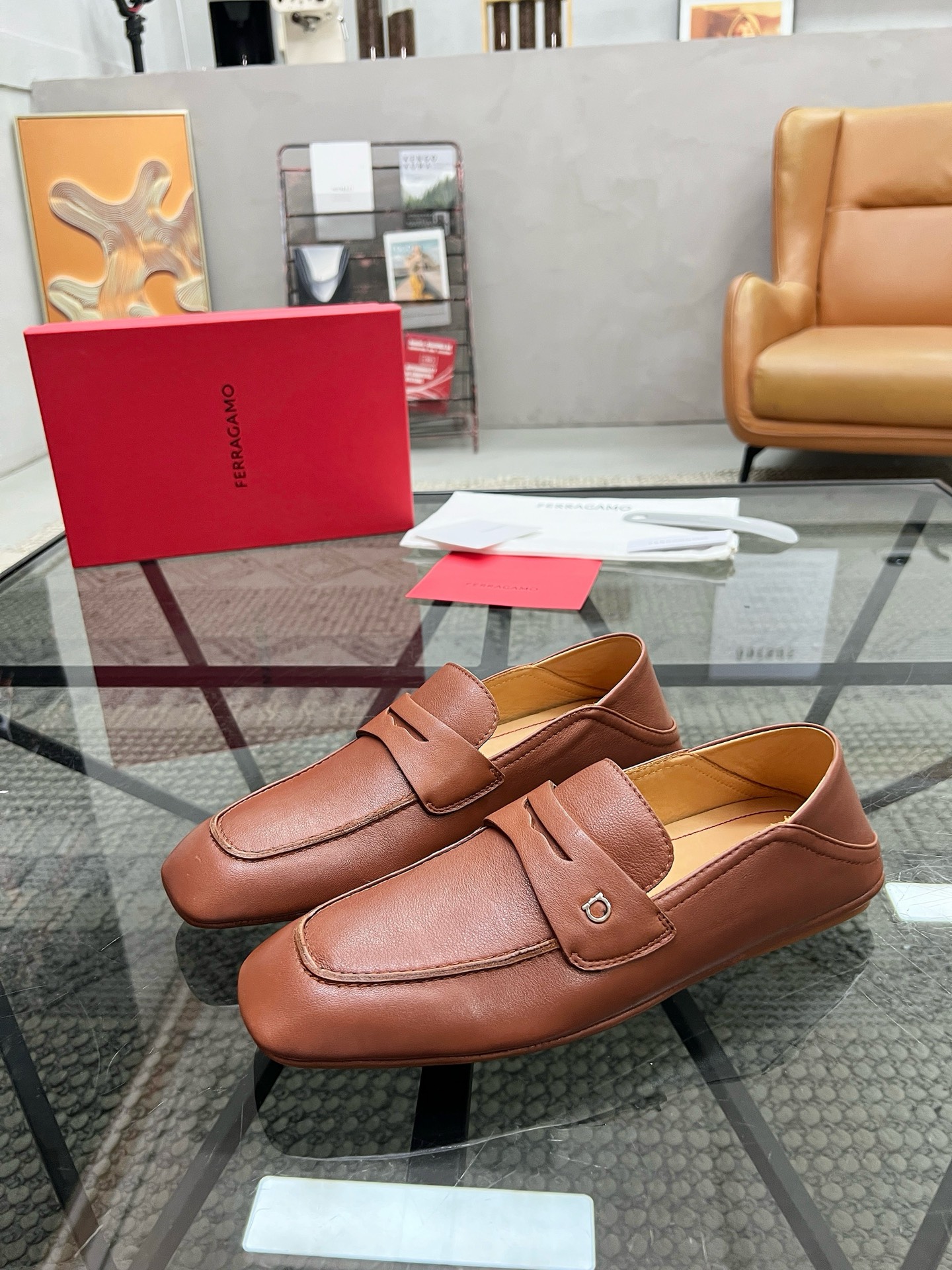 NO:348193,F top purchasing agent [Salvatore Ferragamo] Ferragamo 1:1 top purchasing agent quality, street-fried male god driving beans shoes counters are sold simultaneously, original configuration, Italian imported cowhide fabric, imported water dyed cowhide inner pads, light and comfortable foot feel, sole sub-original special original sole is super comfortable, original order goods, high quality, can enter and exit the counter at will, welcome to compare the counter synchronization, number 39-44 (order 38 45 46),,louis vuitton,ferragamo,ferragamo,cowhide19860909F顶级代购【Salvatore Ferragamo】菲拉格慕1:1顶级代购品质,炸街男神驾车豆豆鞋专柜同步发售原厂配置,意大利进口牛皮面料,进口水染牛皮里垫,脚感轻盈舒适 鞋底亚原厂特供原版底超级舒适,原厂跟单货 高品质,可随意进出专柜,欢迎对比专柜同步,码数 39-44（订 38 45 46）,,louis vuitton,ferragamo,ferragamo,cowhide,Men's shoes