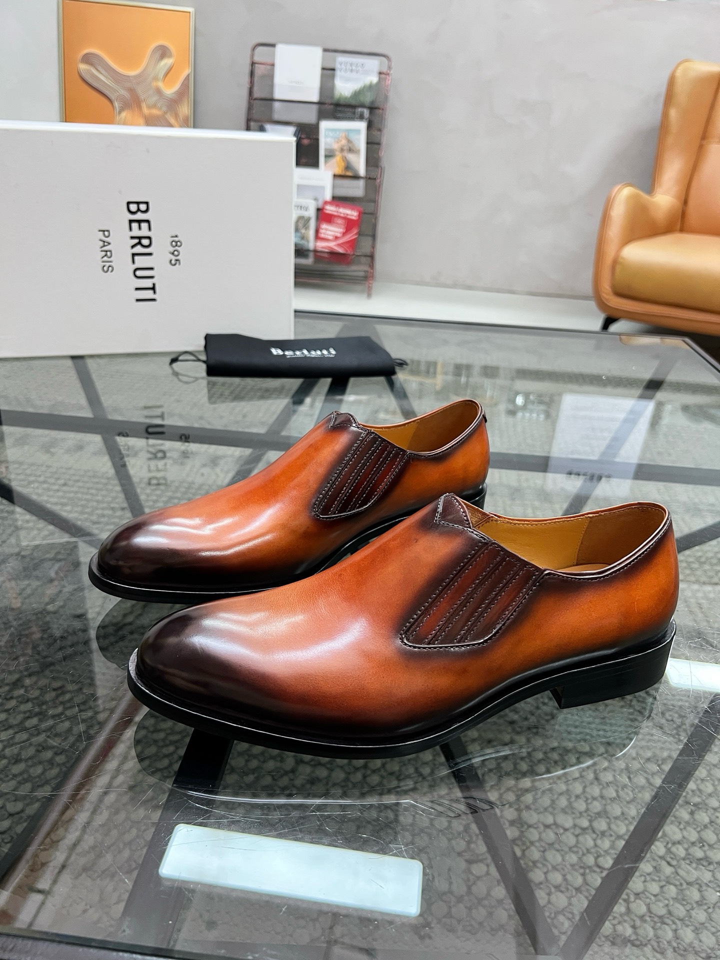 NO:574901,B Top Purchasing Agency Berluti's casual leather-soled leather shoes series for street heroes are available at the same time at the counter. Original factory configuration, original cowhide fabric imported from Italy, imported water-dyed cowhide lining, original sole provided by the original factory, super comfortable, made with Goodyear technology, original factory follow-up, you can enter and exit the counter at will, welcome to compare and synchronize with the counter, code number 39-44 (order 38 45 46),,cowhide19860909B 顶级代购 Berluti布鲁提 炸街男神休闲真皮底皮鞋系列专柜同步发售原厂配置,意大利进口原版牛皮面料 ,进口水染牛皮里垫,鞋底原厂特供原版底超级舒适,固特异工艺制作、原厂跟单货 ,可随意进出专柜,欢迎对比专柜同步,码数 39-44（ 订 38 45 46）,,cowhide,Men's shoes