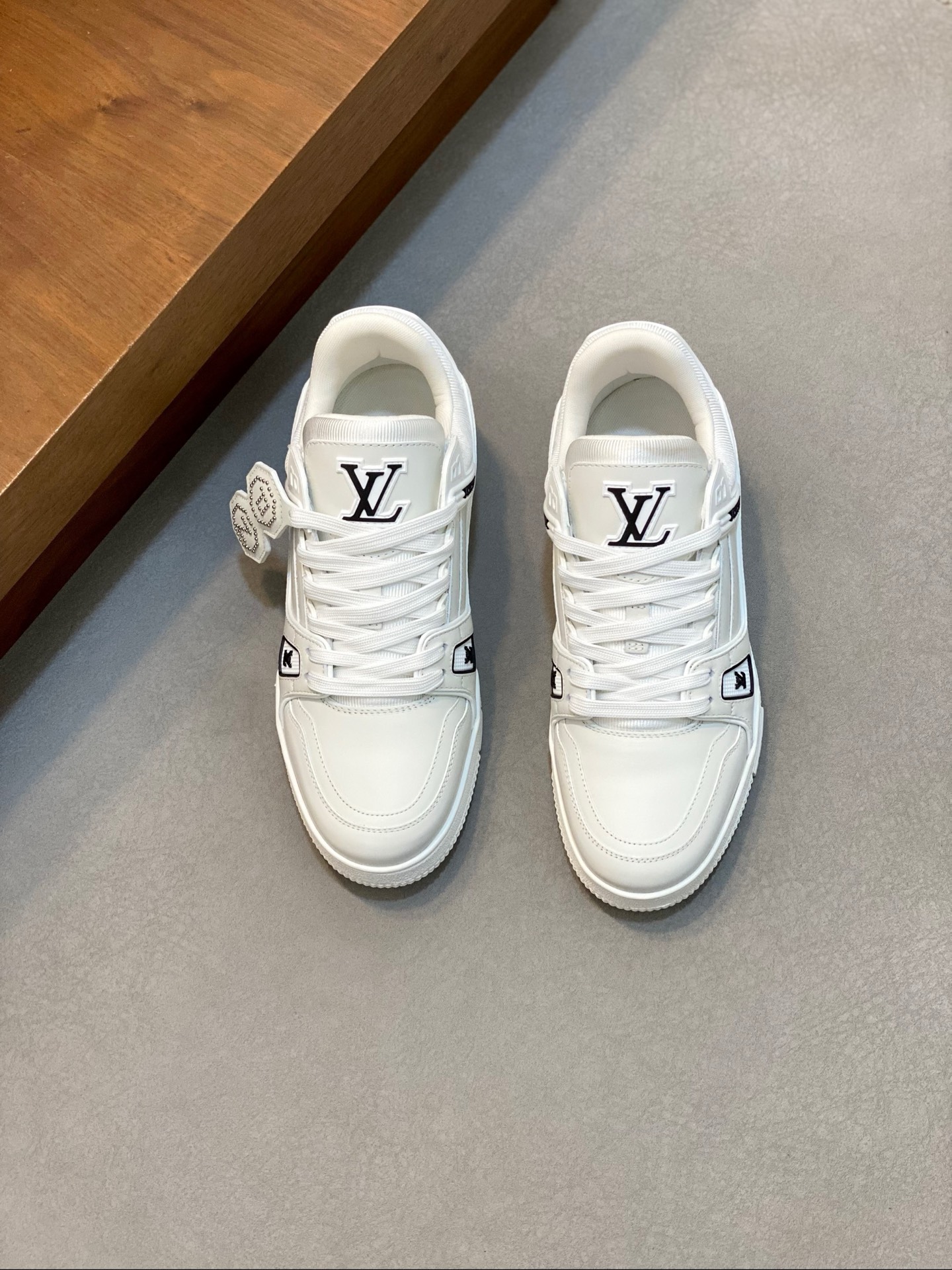 NO:346840,New LV TRAINER Men's Sports Shoes Ship This LV Trainer sneakers are embossed mini Monogram patterns in shiny lacquered cowhide leather, continuing Virgil Abloh's creative reshaping of retro basketball shoes with harmonious tones and classic configurations. The upper is integrated with contrasting rubber logos, rubber LV letters and Vuitton logos to establish recognition, and the technological outsole blooms Monogram flowers. The tongue and heel are decorated with rubber LV letters, and the outsole is decorated with Monogram flowers, a classic and complex upper, and fabric inner footbed, which continues the comfort experience of this series. It is equipped with a full set of packaging dust bags in the original box!  Number of codes 39-40-41-42-43-44 Standard leather shoe size (38/45/46 can be customized but does not support return and exchange), louis vuitton,sneakers,cowhide19860909新款LV TRAINER 男士运动鞋出货 本款LV Trainer运动鞋为亮泽漆面牛皮革压印迷你Monogram图案,以和谐色调和经典构型延续Virgil Abloh对复古篮球鞋的创意重塑.鞋面融入撞色橡胶标识,橡胶 LV 字母和 Vuitton 标识树立辨识度,科技外底绽放 Monogram 花卉.鞋舌及后跟饰有橡胶 LV 字母,外底饰有 Monogram 花卉,经典繁复鞋面,织物内里垫脚,延续此系列舒适体验.配原盒全套包装防尘袋！ 码数39-40-41-42-43-44 标准皮鞋码（38/45/46可定做不支持退换货）,,louis vuitton,sneakers,cowhide,Men's shoes