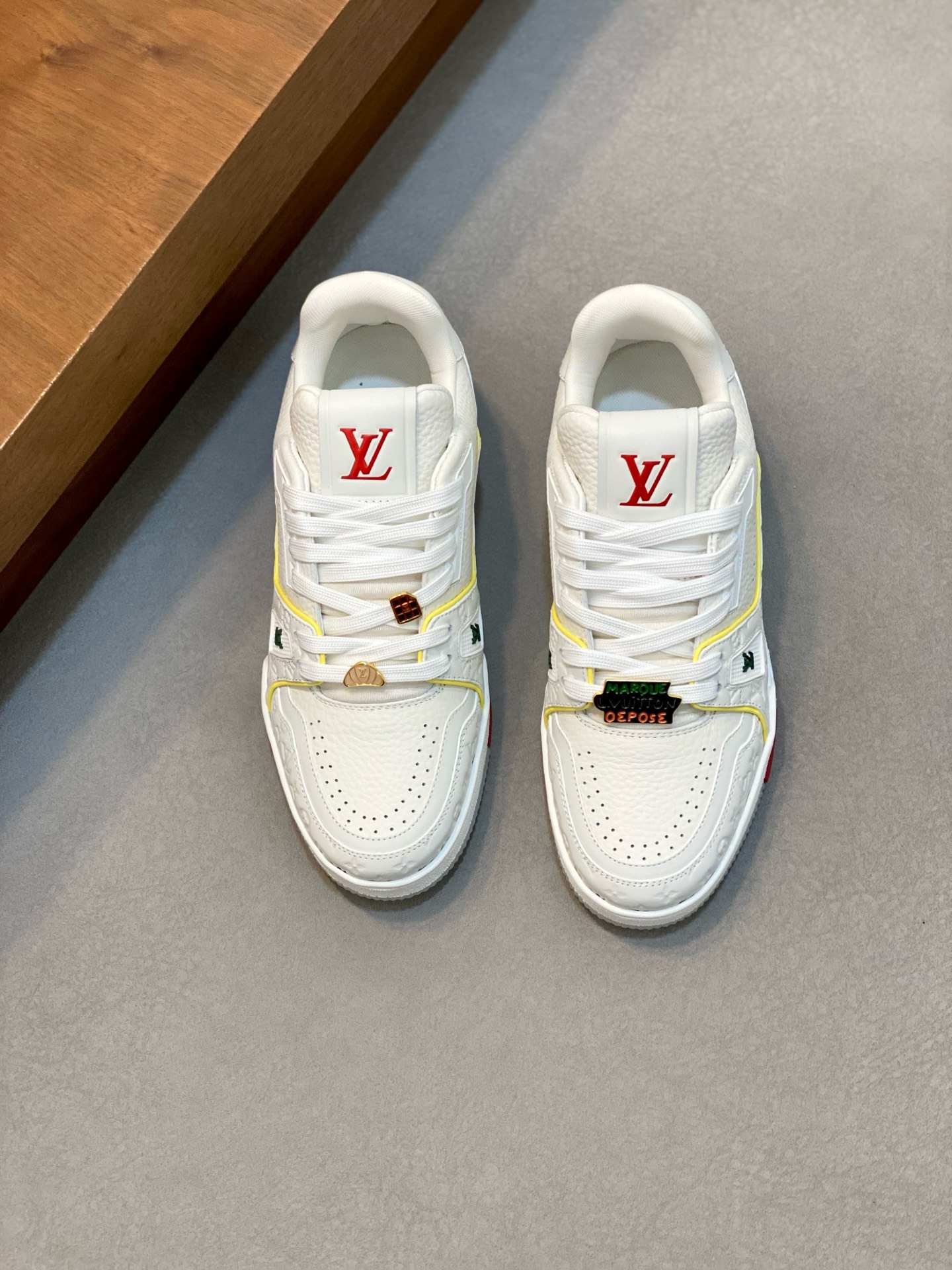 NO:349014,New LV TRAINER couple sneakers shipped. This LV Trainer sneakers are embossed mini Monogram patterns in shiny lacquered cowhide leather, continuing Virgil Abloh’s creative reshaping of retro basketball shoes with harmonious tones and classic configurations. The upper is integrated with contrasting rubber logos, rubber LV letters and Vuitton logos to establish recognition, and the technological outsole blooms Monogram flowers. The tongue and heel are decorated with rubber LV letters, Monogram flowers are decorated with outsole, classic and complex upper, fabric inner footbed, to continue the comfort experience of this series. With the original box full set of dust bags!  Size 35-46 standard leather shoe size (38/45/46 can be customized and does not support return and exchange), louis vuitton, sneakers, cowhide19860909新款LV TRAINER 情侣款运动鞋出货 本款LV Trainer运动鞋为亮泽漆面牛皮革压印迷你Monogram图案,以和谐色调和经典构型延续Virgil Abloh对复古篮球鞋的创意重塑.鞋面融入撞色橡胶标识,橡胶 LV 字母和 Vuitton 标识树立辨识度,科技外底绽放 Monogram 花卉.鞋舌及后跟饰有橡胶 LV 字母,外底饰有 Monogram 花卉,经典繁复鞋面,织物内里垫脚,延续此系列舒适体验.配原盒全套包装防尘袋！ 码数35-46码标准皮鞋码（38/45/46可定做不支持退换货）,,louis vuitton,sneakers,cowhide,Men's shoes