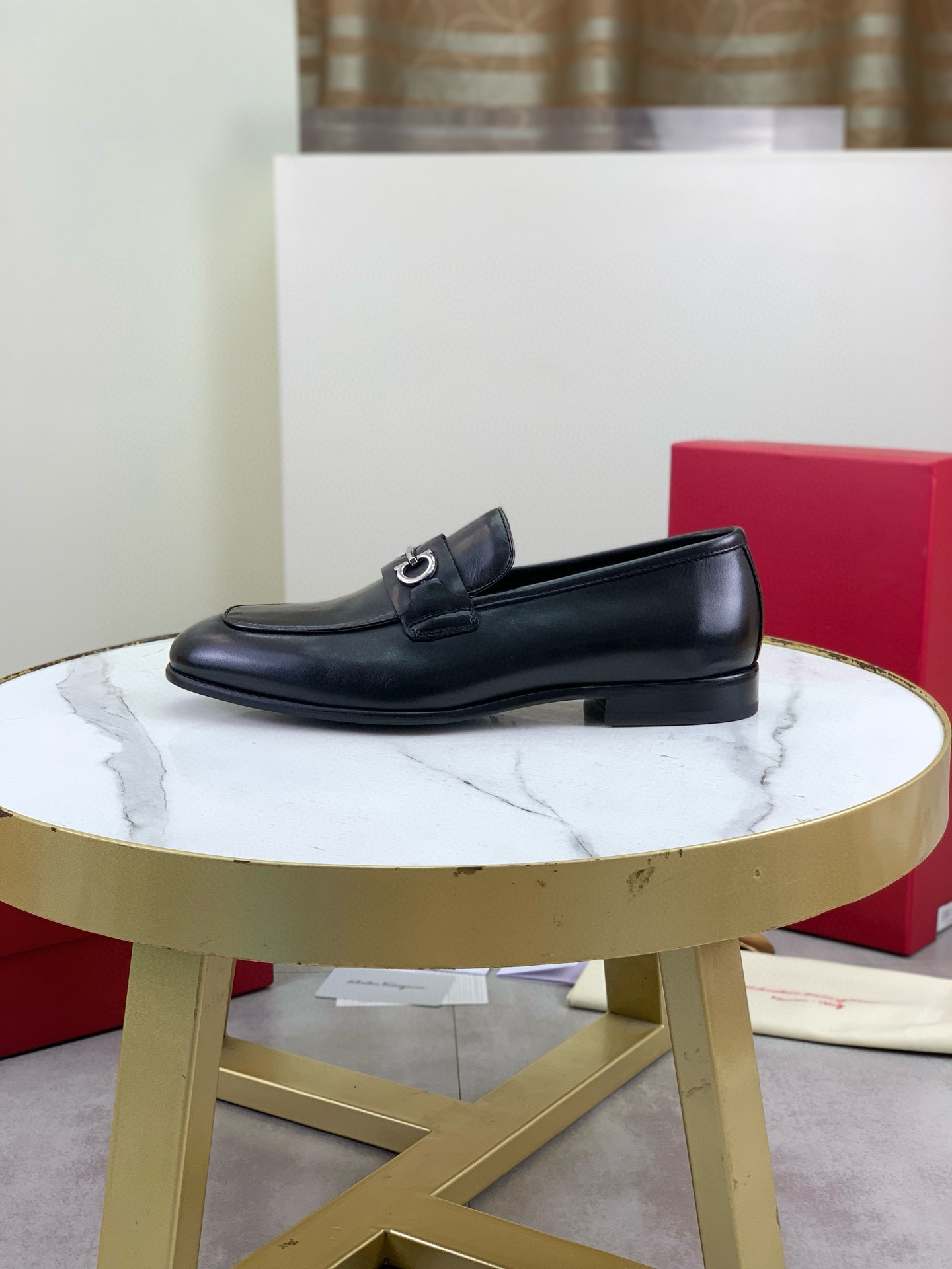 NO:349044,Top quality (leather outsole series) [Ferragamo] Ferragamo business formal leather shoes, 1:1 top purchasing quality, the upper is imported selected top calfskin, the inner foot pads are all imported top water dyed cowhide, imported original custom Italian handmade leather outsole, color black Size 39-45 (38 46 can be customized),, ferragamo, ferragamo, cowhide, Leather soles19860909顶级品质（真皮大底系列）【 Ferragamo】菲拉格慕商务正装皮鞋,1:1顶级代购品质,鞋面采用进口精选顶级小牛皮,内里垫脚均用进口顶级水染牛皮,进口原版订制意大利手工真皮大底,颜色黑色 码数39-45（38 46可以定做）,,ferragamo,ferragamo,cowhide,Leather soles,Men's shoes
