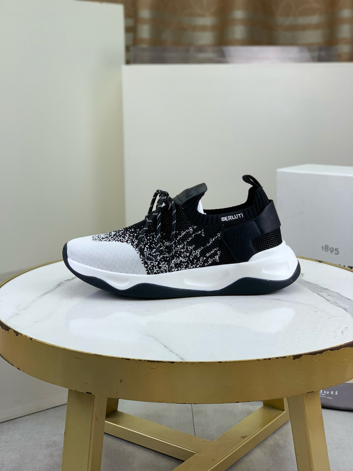 NO:349125,Top-level purchasing quality Berlut* Bruti French top men's shoes. The Berluti brand's debut broke the convention and launched a new Edge last. This model is added with exquisite and fashionable hands on the fly-woven cowhide, water-dyed cowhide inner lining, and original color-blocking lightweight wear-resistant rubber sole; this bold improvement of the iconic last is of great significance to its unique shape and creative work. On Alessandro shoes, this angular outline is Kris' bold and professional new Cloudy dyeing makes it look more perspective and classic and fashionable!  Size39-45 (38 46 codes can be customized), cowhide19860909顶级代购品质Berlut*布鲁提法国顶级男鞋,Berluti品牌的首秀中打破常规,推出全新的Edge鞋楦.这款更是在飞织配牛皮上加入手精致时髦,水染牛皮内里,原版拼色轻便耐磨橡胶底；标志性鞋楦的这种大胆改良,对于其独特形状和边宽创意工作意义重大. 在Alessandro鞋履上,这种棱角分明的轮廓经Kris大胆专业的全新Cloudy 染色显得更有透视感,经典时尚！Size39-45（38 46码可订制）,,cowhide,Men's shoes