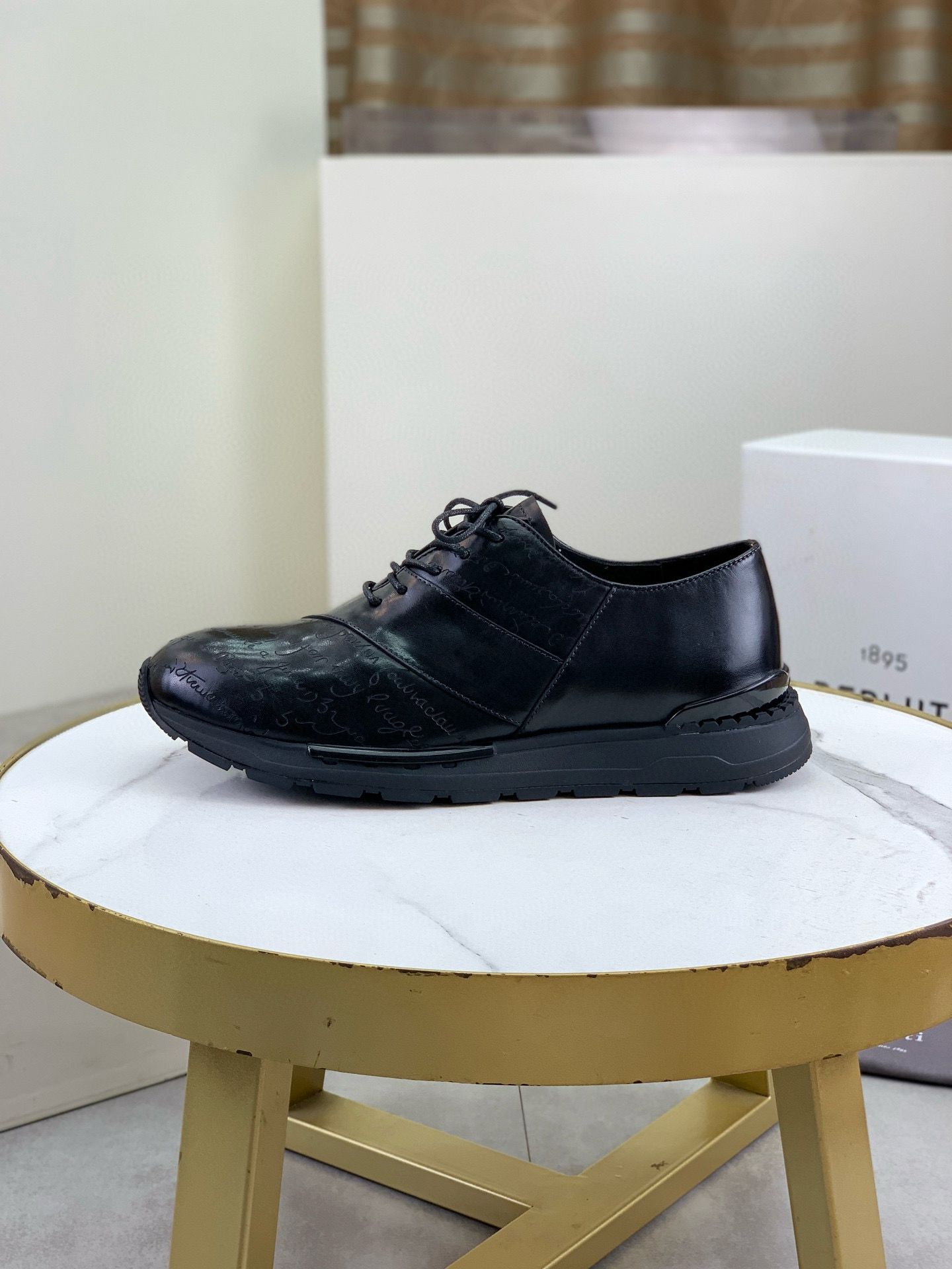 NO:349153,Top version Berluti men's sports and casual shoes. The fabric is made of original cowhide and is hand-made tone to highlight the upper line feeling | Bright palladium-plated eyelets | Internal padded heel | Original private mold TPU rubber outsole 5 colors available Size39-45 (customized at 38.46), cowhide19860909顶级版本 Berluti布鲁提男士运动休闲鞋 面料采用原版牛皮纯手工改色｜强烈对比色调突出鞋面线条感｜明镀钯孔眼｜内部衬垫鞋跟｜原版私模TPU橡胶大底 5色可选 Size39-45（38 .46定做）,,cowhide,Men's shoes