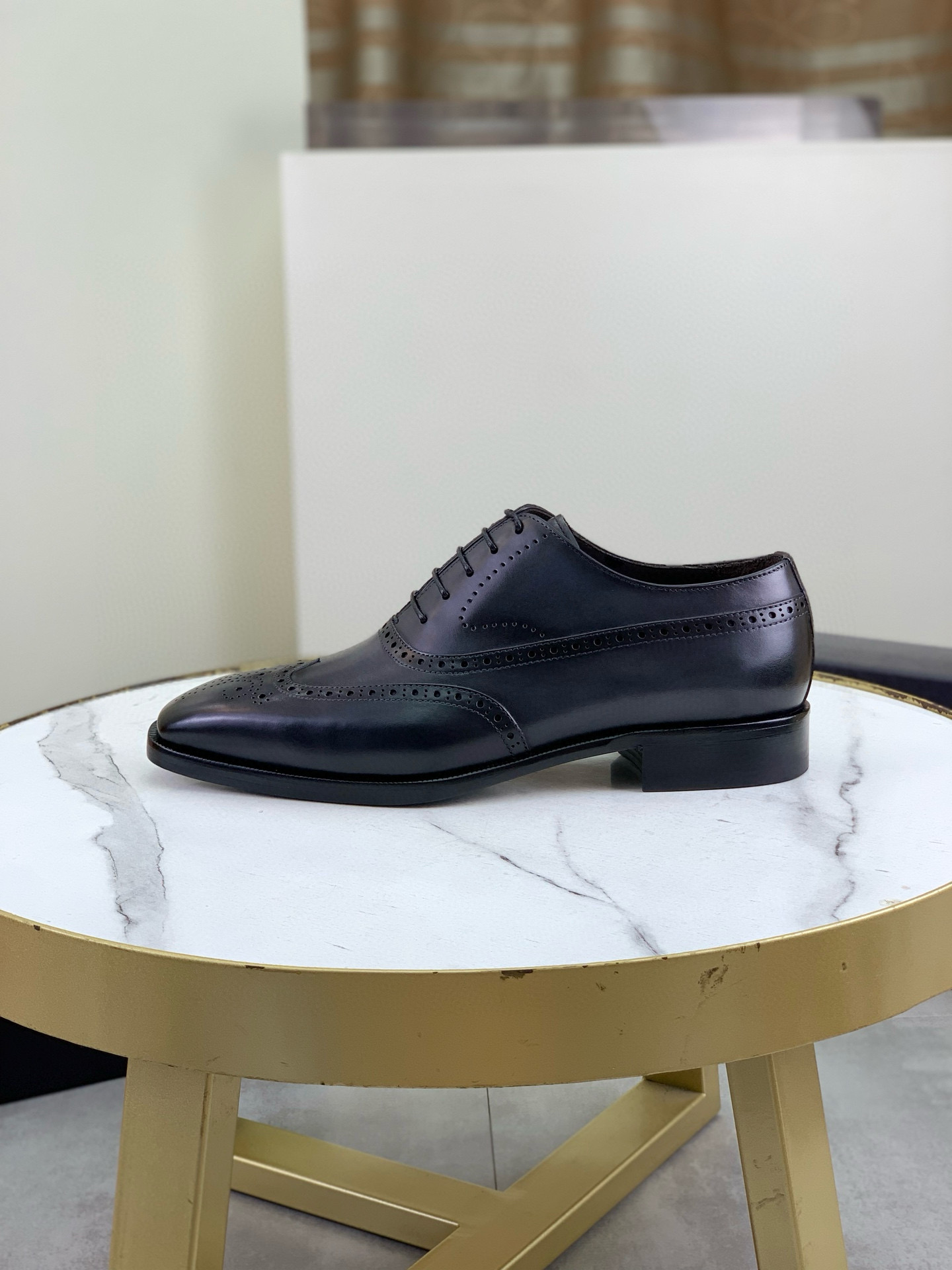 NO:354642,(High-end leather outsole) Original single quality, top version PRADA——Prada. Men's business casual leather shoes, top cow goods. 1:1 shipment luxury and noble only to create a more comfortable wearing experience. The upper is original comfortable and selected cowhide embryo color modification technology Top imported water dyeing all beef, original lightweight and comfortable high-end leather outsole size 39-44 (38.45.46 can be customized), prada, cowhide, Leather soles19860909（高级真皮大底）原单品质,顶级版本 ＰＲＡＤＡ——普拉达.男士商务休闲皮鞋,顶级牛货.1:1出货奢华尊贵只为打造更为舒适的穿着体验,鞋面原版舒适精选台牛皮胚改色工艺顶级进口水染全牛里,原版轻便舒适高级真皮大底码数39-44（38.45.46可以定做）,,prada,cowhide,Leather soles,Men's shoes