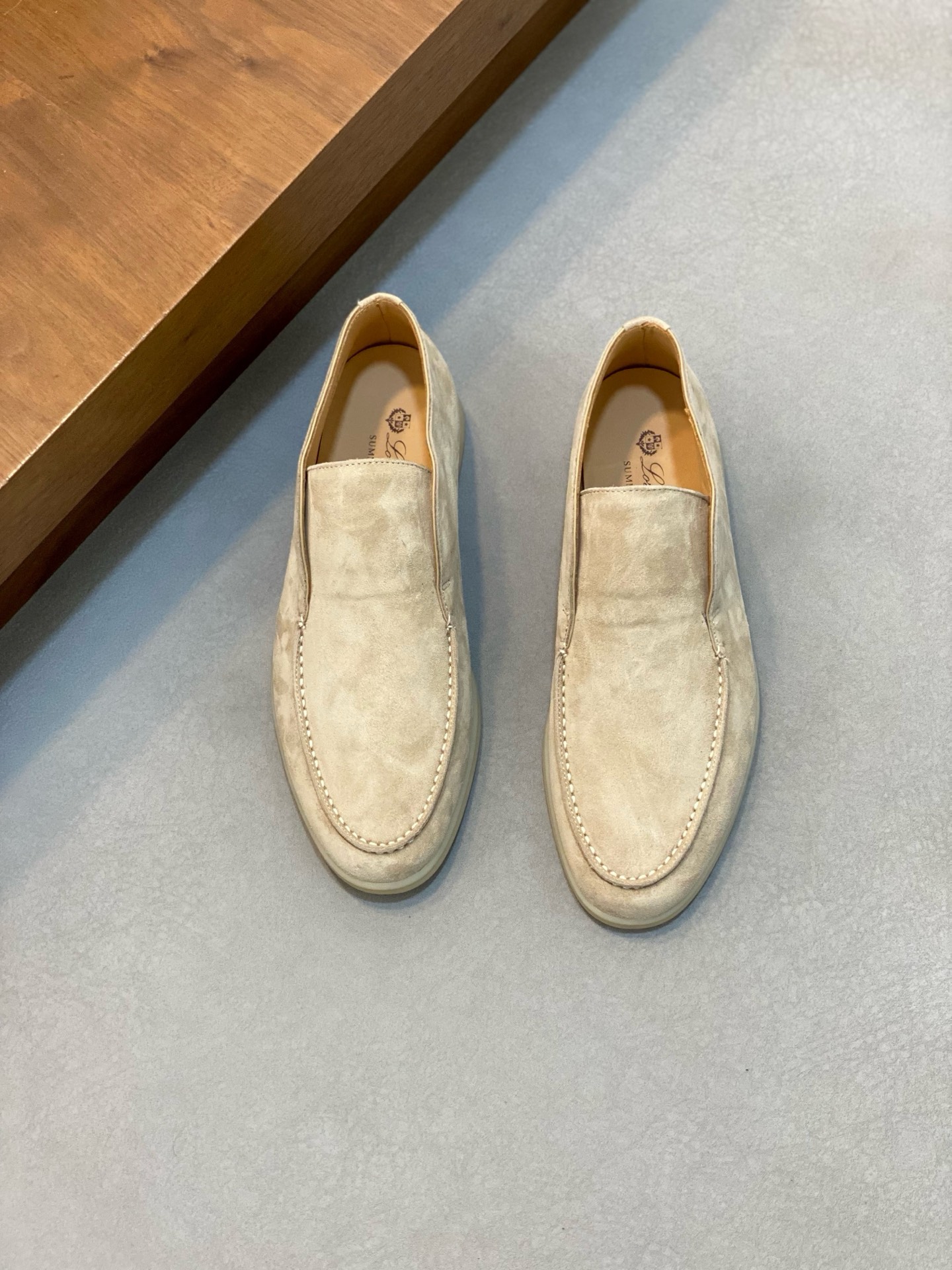 NO:354666,LoroPiana/Nuoyoupiana couple's suede leather casual men's shoes Loafers This footwear is made of soft suede sheepskin leather fabric, water-resistant and stain-resistant, and is paired with an ultra-light soft rubber outsole, ideal for daily casual dressing in summer. The high-quality metal-free tanning and rolling process highlights the natural texture of the leather and the double-layer sole effect, making it also a daily shoe to create a casual style!  With original box packaging shoe storage bag!  Men's size 39-40-41-42-43-44 (45/46 can be customized but does not support return and exchange) Standard leather shoe size, loro piano, loafers, sheepskin19860909LoroPiana/诺悠翩雅 情侣款绒面皮革一脚蹬休闲男鞋乐福鞋 这款套脚鞋采用柔软绒面羊皮革面料,经防泼水防污处理,搭配超轻柔软橡胶大底,夏季日常休闲装扮的理想之选.高质量的无金属鞣制和翻滚工艺,凸显了皮革的天然纹理,双层鞋底效果,使其也可作为日常鞋履,打造休闲风格！配原盒包装鞋履收纳袋！ 男码39-40-41-42-43-44（45/46可定做但不支持退换） 标准皮鞋尺码,,loro piana,loafers,sheepskin,Men's shoes