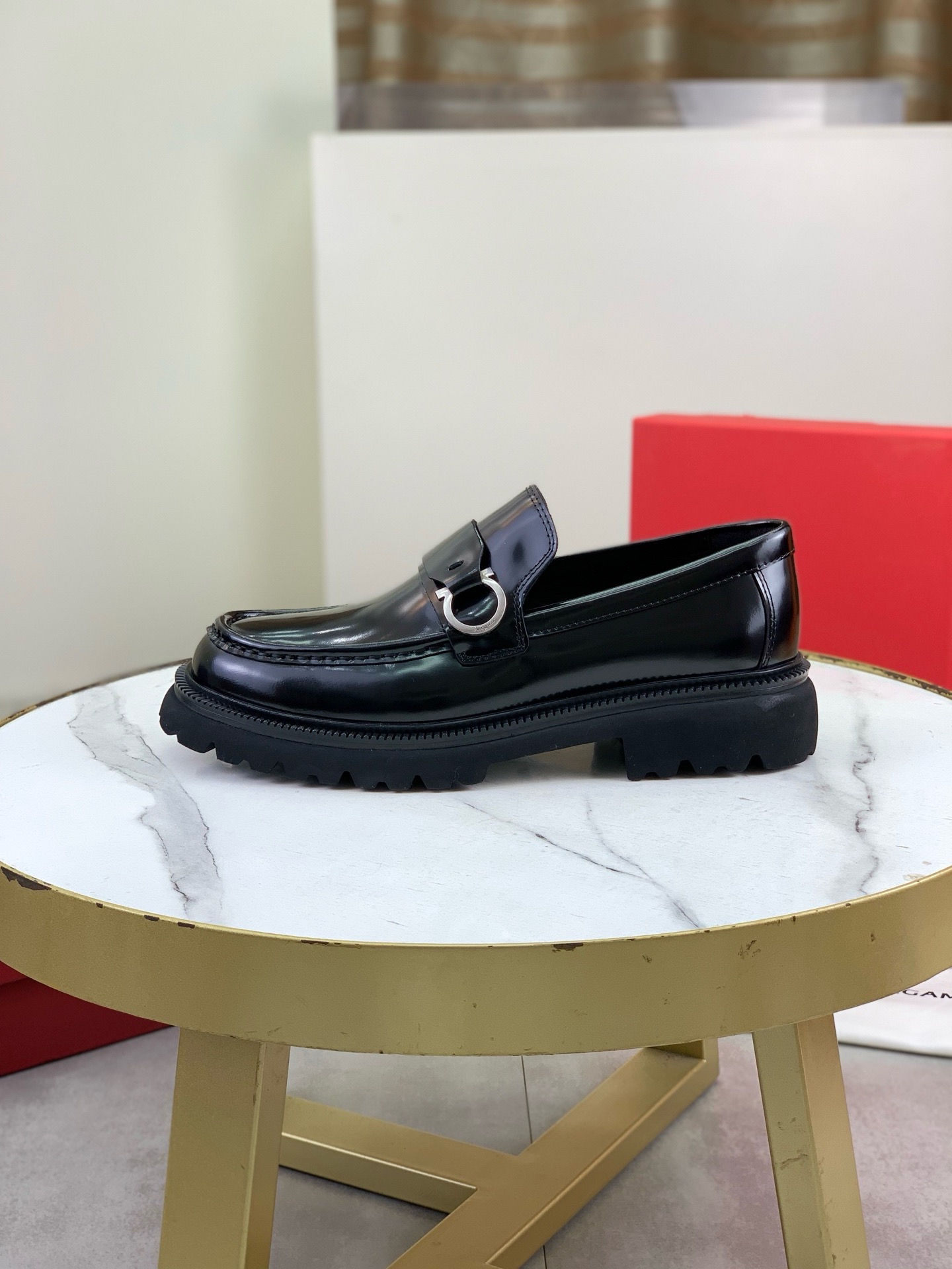 NO:620445,Top quality [Salvatore Ferragamo] Ferragamo business leather shoes, 1:1 top purchasing quality, the upper is imported from selected original calfskin, the inner foot pads are all made from imported original soft water-dyed cowhide, the imported original customized Italian handmade lightweight foam outsole, code number 39-44 (38 45 46 can be customized) (45 46 customized 20),, louis vuitton, ferragamo, ferragamo, cowhide19860909顶级品质【Salvatore Ferragamo】菲拉格慕商务皮鞋,1:1顶级代购品质,鞋面进口精选原版小牛皮,内里垫脚均用进口原版柔软水染牛皮,进口原版订制意大利手工轻便发泡大底,码数39-44（38 45 46可以定做）（45 46定做20）,,louis vuitton,ferragamo,ferragamo,cowhide,Men's shoes