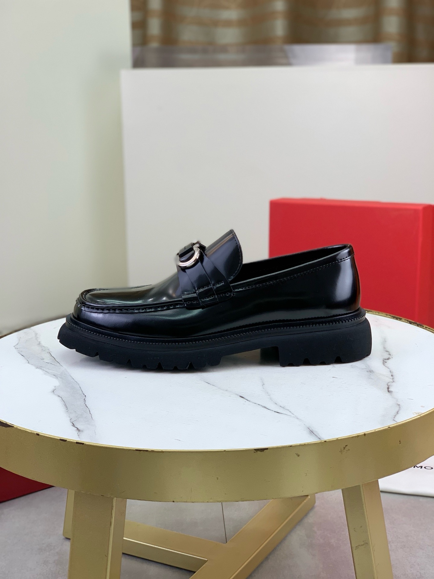 NO:604937,Top quality [Salvatore Ferragamo] Ferragamo business leather shoes, 1:1 top purchasing quality, the upper is imported from selected original calfskin, the inner foot pads are all made from imported original soft water-dyed cowhide, the imported original customized Italian handmade lightweight foam outsole, code number 39-44 (38 45 46 can be customized) (45 46 customized 20),, louis vuitton, ferragamo, ferragamo, cowhide19860909顶级品质【Salvatore Ferragamo】菲拉格慕商务皮鞋,1:1顶级代购品质,鞋面进口精选原版小牛皮,内里垫脚均用进口原版柔软水染牛皮,进口原版订制意大利手工轻便发泡大底,码数39-44（38 45 46可以定做）（45 46定做20）,,louis vuitton,ferragamo,ferragamo,cowhide,Men's shoes