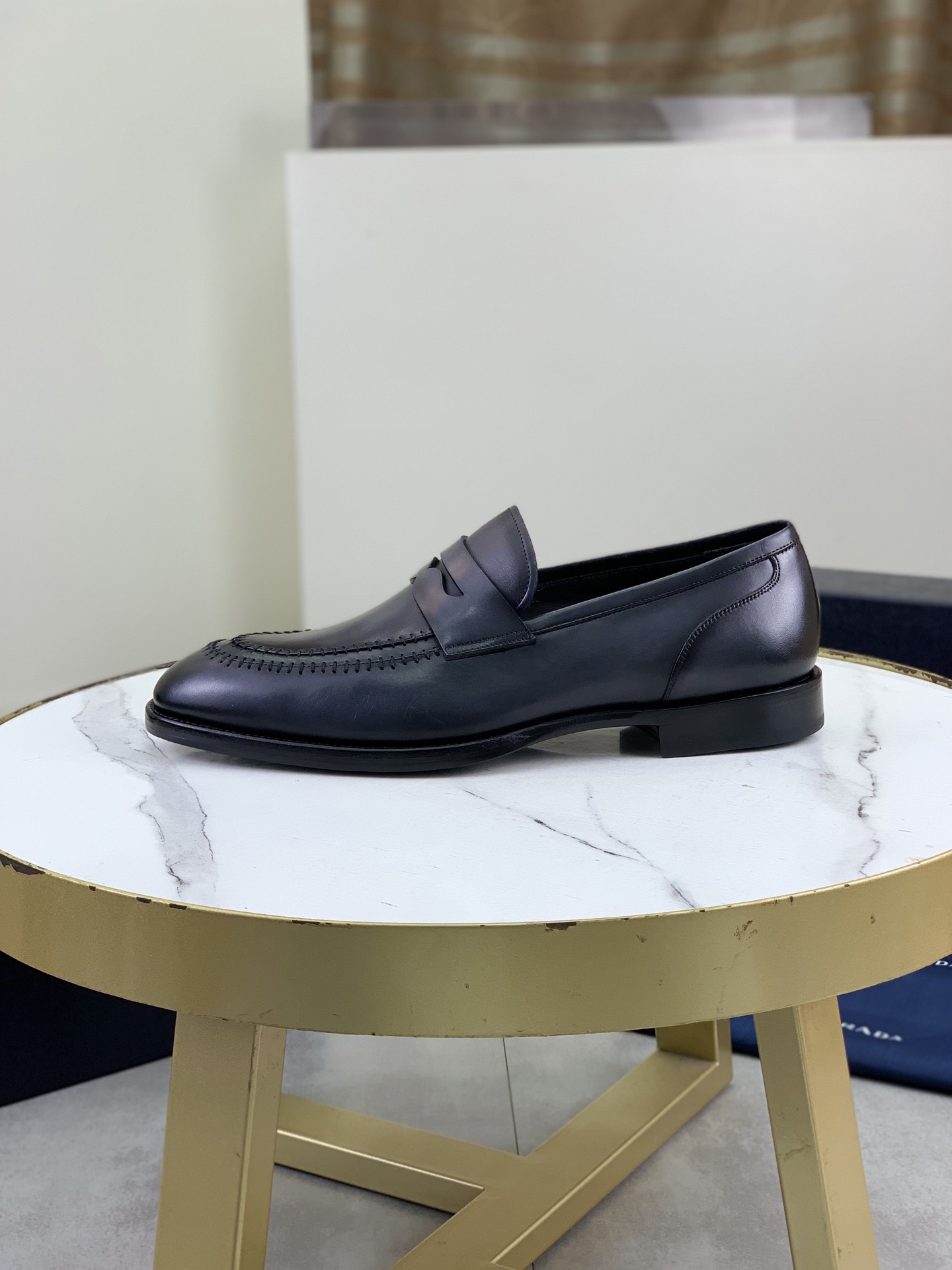 NO:620391,(High-end genuine leather outsole) Original quality, top version  PRADA - Prada. Men's business casual leather shoes, top quality cow leather. 1:1 shipment, luxurious and noble, all made of imported original color-changed cowhide, just to create a more comfortable wearing experience. The upper is original and comfortable, selected high-end color-changing calfskin, top imported water-dyed full cow lining, the original light and comfortable high-grade genuine leather outsole size 39-45 (38 can be customized), prada, cowhide, Leather soles19860909（高级真皮大底）原单品质,顶级版本 ＰＲＡＤＡ——普拉达.男士商务休闲皮鞋,顶级牛货.1:1出货奢华尊贵全部采用进口原版改色牛皮,只为打造更为舒适的穿着体验,鞋面原版舒适精选高端改色小牛皮顶级进口水染全牛里,原版轻便舒适高级真皮大底码数39-45（38可以定做）,,prada,cowhide,Leather soles,Men's shoes