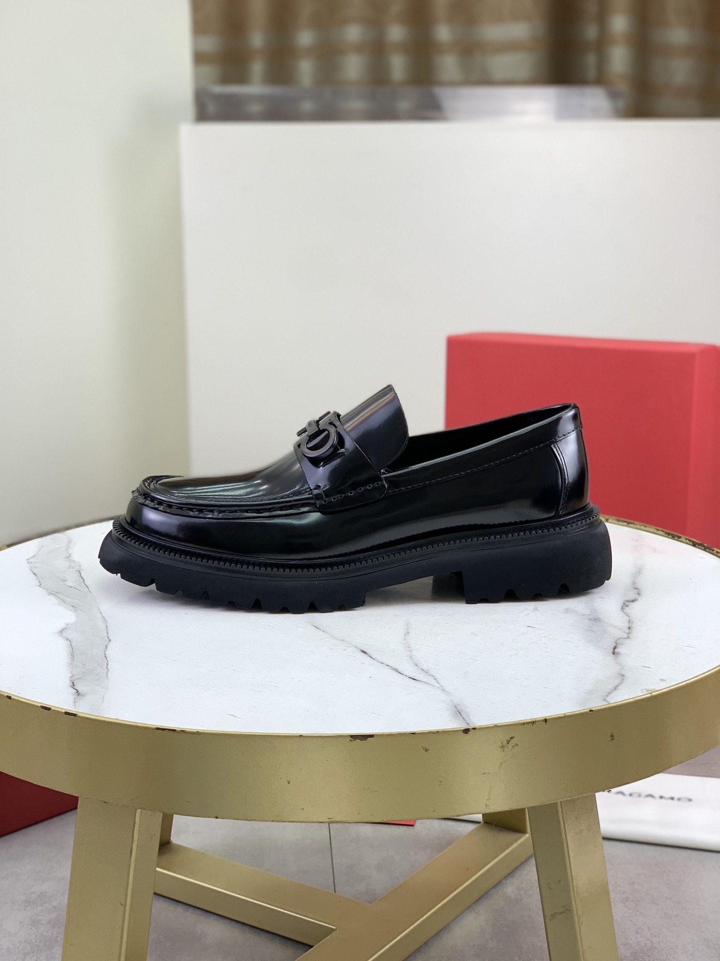 NO:704632,Top quality [Salvatore Ferragamo] Ferragamo business leather shoes, 1:1 top purchasing quality, the uppers are imported from selected original calfskin, the inner feet are made from imported original water-dyed cowhide, the imported original 1:1 customized Italian handmade lightweight foam outsole, code number 39-44 (38 45 46 can be customized) 45 46 customized 20,, louis vuitton, ferragamo, ferragamo, cowhide19860909顶级品质【Salvatore Ferragamo】菲拉格慕商务皮鞋,1:1顶级代购品质,鞋面进口精选原版小牛皮,内里垫脚均用进口原版水染牛皮,进口原版1:1订制意大利手工轻便发泡大底,码数39-44（38 45 46可以定做）45 46定做20,,louis vuitton,ferragamo,ferragamo,cowhide,Men's shoes