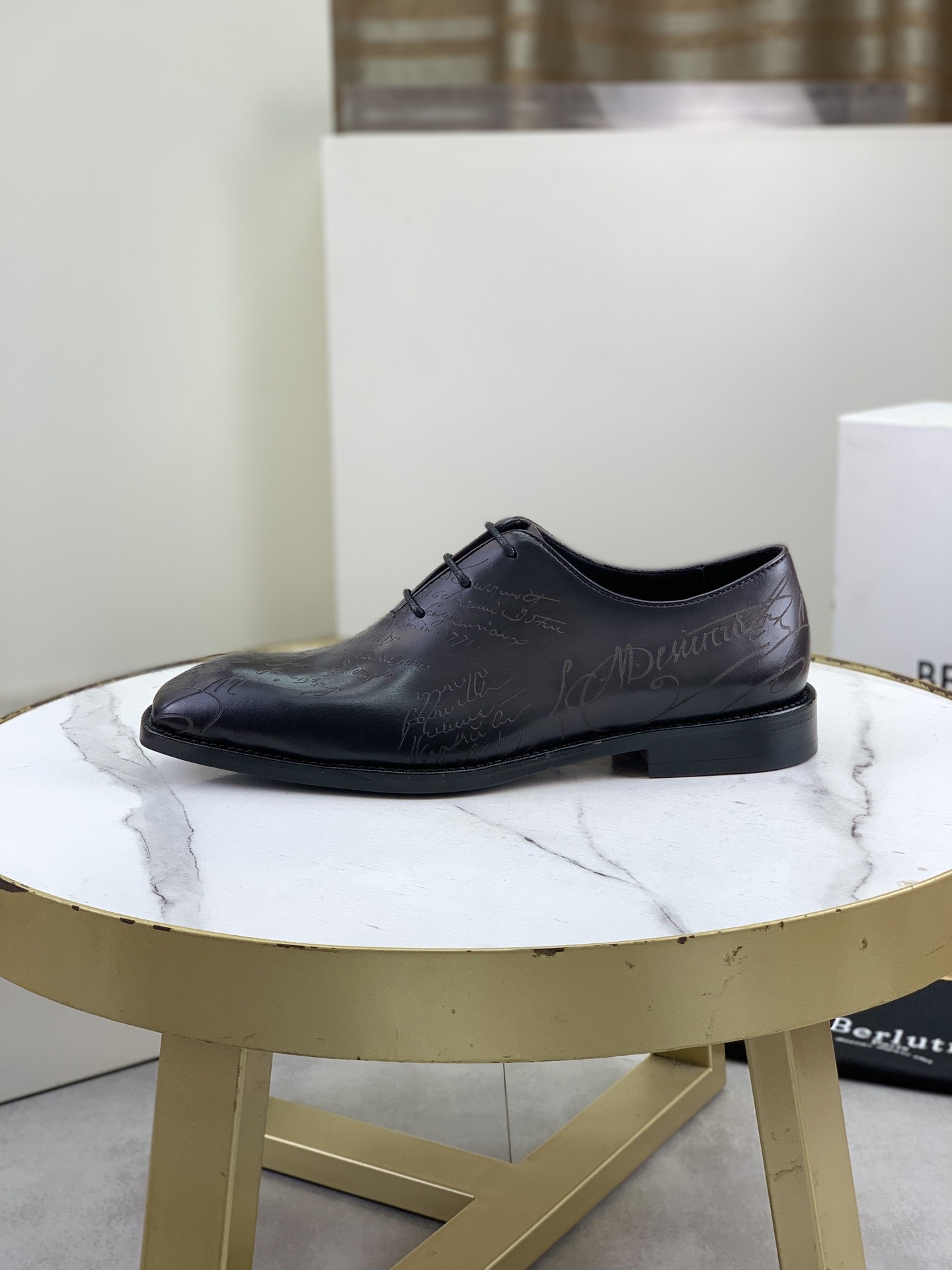 NO:680939,Berluti/Bruti (genuine leather outsole series) 2025 new leather shoes are coming. Imported cowhide material is made of pure hand-made repeated rubbing and color change. The inner foot pads are made of imported selected calfskin. Brand logo two-color. Genuine leather outsole. The distinctive stitching on the sole echoes the color of the heel. Fashionable and comfortable. Perfect interpretation of fashion. Sunshine and stylish. Suitable for various occasions. All original packaging. Good for personal use. Size39-45 (38  46 can be customized),,cowhide,Leather soles19860909Berluti/布鲁提（真皮大底系列）2025新款皮鞋来袭 进口牛皮材质纯手工重复擦色改色制成 内里垫脚进口精选小牛皮制作 品牌logo双色 真皮 大底 鞋底鲜明的嵌线与鞋跟颜色相呼应 时髦又舒适 完美诠释了时尚 阳光 有型 适合各种场合 全原包装 自留佳品. Size39-45（38 46可定做）,,cowhide,Leather soles,Men's shoes