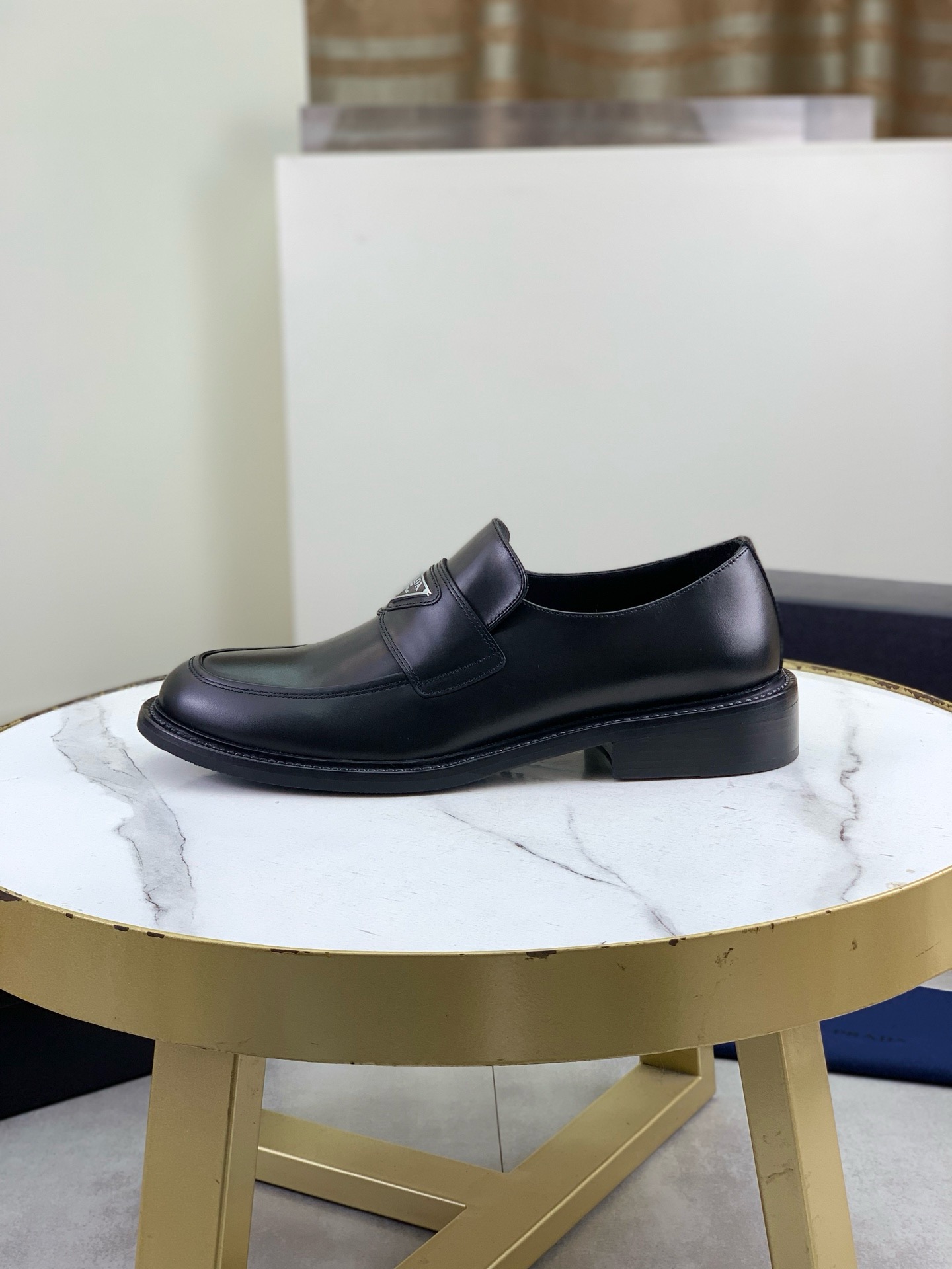 NO:680945,(Genuine leather outsole series) Original quality, top version PRADA - Prada. Men's business casual leather shoes, top quality leather shoes. 1:1 shipment luxury and noble. All imported original color-changed cowhide, just to create a more comfortable wearing experience. The original comfortable upper is selected high-end color-changed calfskin, top imported water-dyed full cow lining, the original lightweight and comfortable high-grade genuine leather outsole size 39-44 (38 45 46  47 can be customized),,prada,cowhide,Leather soles19860909（真皮大底系列）原单品质,顶级版本 ＰＲＡＤＡ——普拉达.男士商务休闲皮鞋,顶级牛货.1:1出货奢华尊贵全部采用进口原版改色牛皮,只为打造更为舒适的穿着体验,鞋面原版舒适精选高端改色小牛皮顶级进口水染全牛里,原版轻便舒适高级真皮大底码数39-44（38 45 46 47可以定做）,,prada,cowhide,Leather soles,Men's shoes