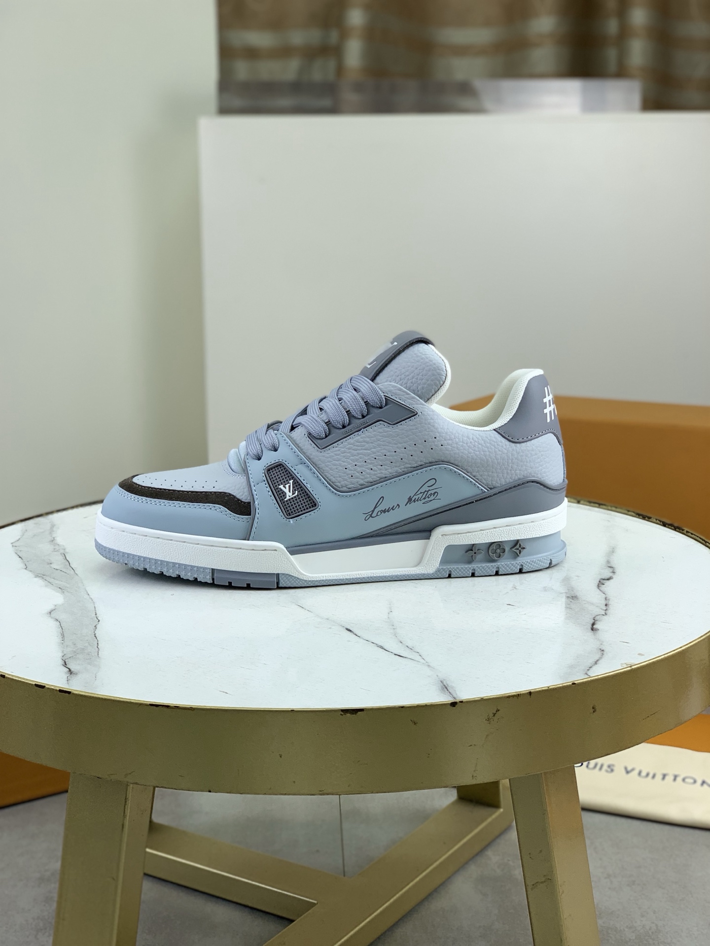 NO:704607,LV TRAINER's new couple's sneakers are on sale. This LV Trainer sneaker combines fabric mesh fabric and velvet grained cow leather upper, using clashing colors and material contrasts to cleverly show the inspiration of retro basketball shoes. The rubber LV letters and Vuitton logo on the side of the shoe complete the whole, the complex upper continues the traditional structure, the tongue and heel are decorated with the LV letter logo, and the Monogram floral rubber outsole continues the comfortable experience. Comes with full original box packaging!  Size 35-45 (40 for women and 38 for men can be customized, returns and exchanges are not supported),, louis vuitton, sneakers, cowhide19860909LV TRAINER 新款情侣款运动鞋出货 本款 LV Trainer 运动鞋糅合织物网格面料和丝绒粒面牛皮革鞋面,采用碰撞色彩与材质反差,巧妙展现复古篮球鞋的灵感启发.鞋侧橡胶 LV 字母与 Vuitton 标识完善整体,繁复鞋面延续传统结构,鞋舌及后跟饰有 LV 字母标识,Monogram 花卉橡胶外底延续舒适体验.配原盒全套包装！ 码数35-45 码（女40、男38可定做不支持退换货）,,louis vuitton,sneakers,cowhide,Men's shoes