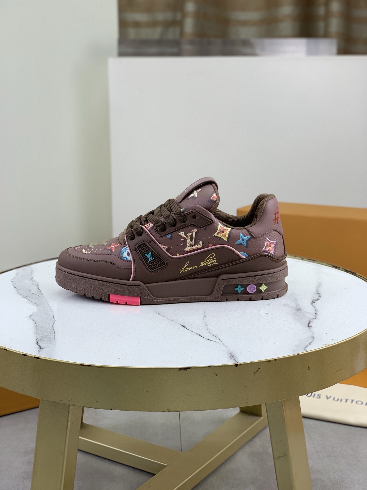 NO:704612,New LV TRAINER sneakers for couples are shipped. This LV Trainer sneaker is made of glossy patent cow leather embossed with a mini Monogram pattern. It continues Virgil Abloh's creative reinvention of retro basketball shoes with harmonious tones and classic configurations. The upper incorporates contrasting rubber logos, rubber LV letters and Vuitton logos to establish recognition, and the technical outsole blooms with Monogram flowers. The tongue and heel are decorated with rubber LV letters, and the outsole is decorated with Monogram.  Flowers, classic and complicated uppers, and fabric lining for the feet, continuing the comfortable experience of this series. Comes with original box and complete packaging with dust bag!  Size 35-45 (female 40, male 38 can be customized, returns and exchanges are not supported),, louis vuitton, sneakers, cowhide19860909新款LV TRAINER 情侣款运动鞋出货 本款LV Trainer运动鞋为亮泽漆面牛皮革压印迷你Monogram图案,以和谐色调和经典构型延续Virgil Abloh对复古篮球鞋的创意重塑.鞋面融入撞色橡胶标识,橡胶 LV 字母和 Vuitton 标识树立辨识度,科技外底绽放 Monogram 花卉.鞋舌及后跟饰有橡胶 LV 字母,外底饰有 Monogram 花卉,经典繁复鞋面,织物内里垫脚,延续此系列舒适体验.配原盒全套包装防尘袋！ 码数35-45（女40、男38可定做不支持退换货）,,louis vuitton,sneakers,cowhide,Men's shoes