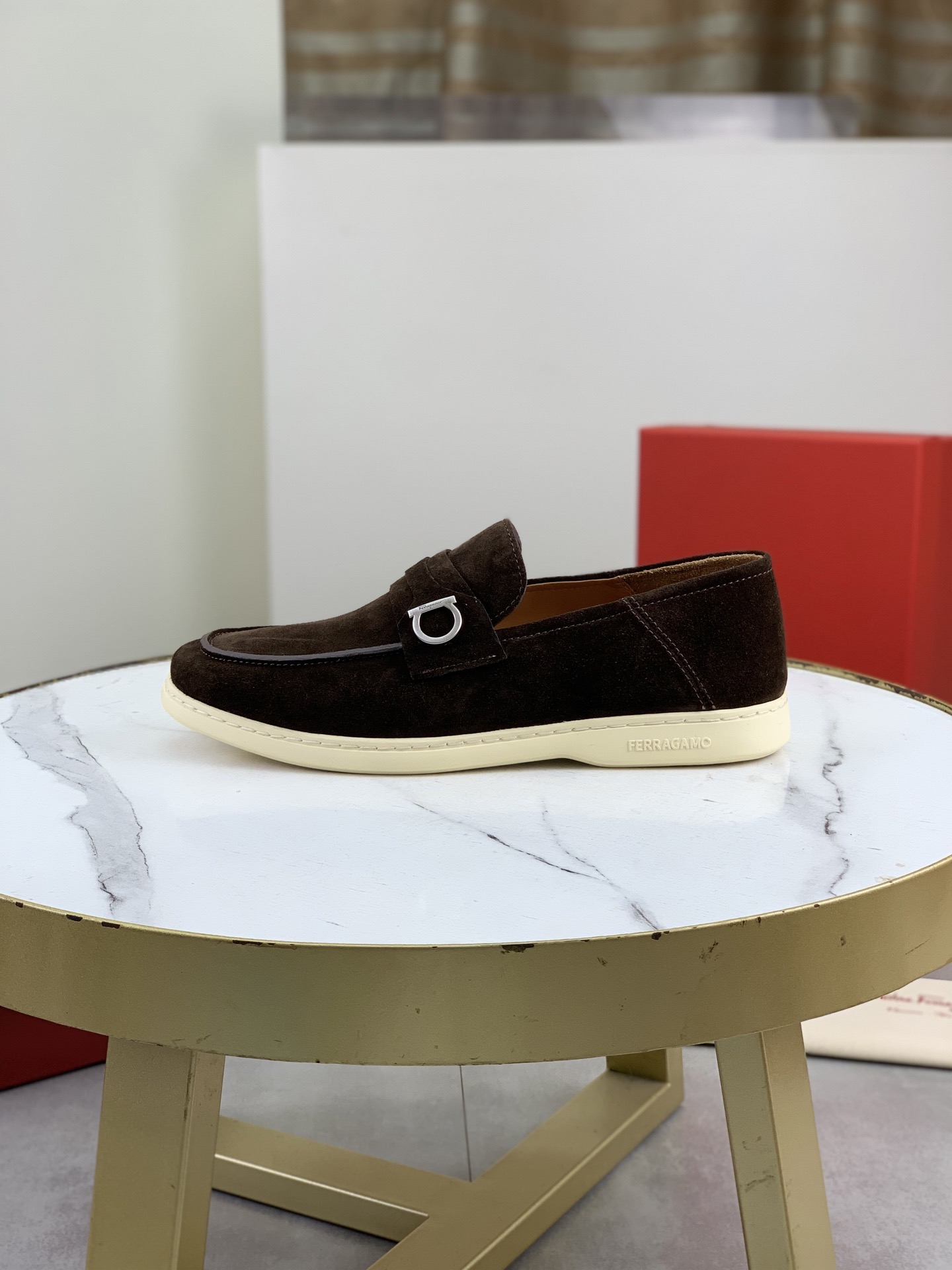 NO:704614,Top quality [Salvatore Ferragamo] Ferragamo business casual leather shoes, 1:1 top purchasing quality, the uppers are imported from selected original calfskin, the inner feet are made from imported original water-dyed cowhide, the imported original customized high-end outsole, code number 39-35 (38 customized),, louis vuitton, ferragamo, ferragamo, cowhide19860909顶级品质【Salvatore Ferragamo】菲拉格慕商务休闲皮鞋,1:1顶级代购品质,鞋面进口精选原版小牛皮,内里垫脚均用进口原版水染牛皮,进口原版订制高端大底,码数39-35（38定做）,,louis vuitton,ferragamo,ferragamo,cowhide,Men's shoes