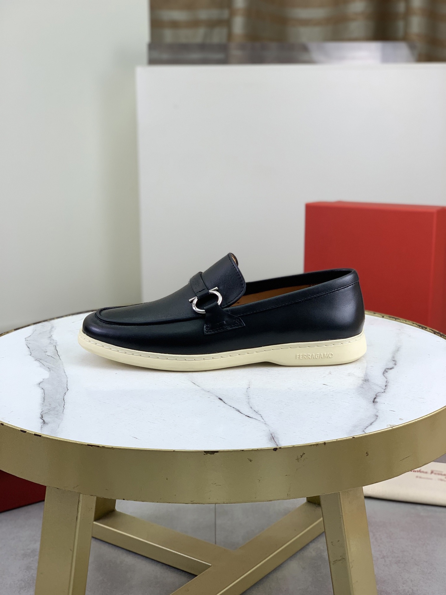 NO:704616,Top quality [Salvatore Ferragamo] Ferragamo business casual leather shoes, 1:1 top purchasing quality, the upper is imported from selected original calfskin, the inner foot pads are all imported from original water-dyed cowhide, the imported original customized high-end outsole, code number 39-45 (38 customized),, louis vuitton, ferragamo, ferragamo, cowhide19860909顶级品质【Salvatore Ferragamo】菲拉格慕商务休闲皮鞋,1:1顶级代购品质,鞋面进口精选原版小牛皮,内里垫脚均用进口原版水染牛皮,进口原版订制高端大底,码数39-45（38定做）,,louis vuitton,ferragamo,ferragamo,cowhide,Men's shoes