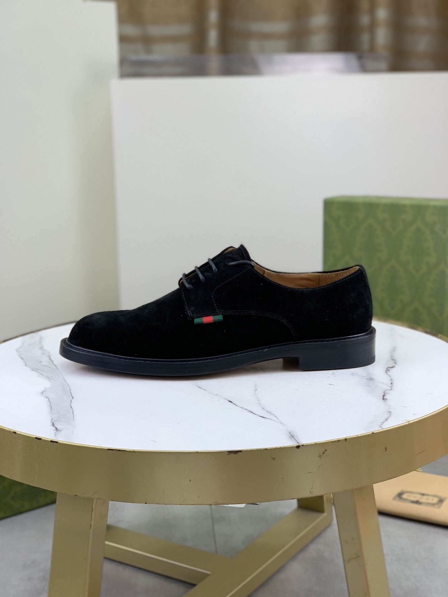 NO:744596,Gucci/Gucci new autumn men's lace-up derby shoes!  This lace-up shoe is made of imported high-mercerized smooth cowhide, with ingenuity and elegant and refined silhouette, highlighting the brand's classic elegance. European version of the last shape, a whole piece of leather precisely cut upper, high-quality leather material, look at the details, full texture, excellent gloss, excellent toughness, classic red and green webbing decoration, layered splicing design style, loose sneakers, native dyed calfskin lining, uniform and fine leather holes, soft and comfortable  Thickened leather outsole and composite rubber backing at the heel provide excellent foot comfort and are wear-resistant and non-slip. It is the first choice for light luxury. It is versatile and comes with a full set of packaging!  Size 39-40-41-42-43-44-45 leather shoe size (can be customized to 38.46),,gucci,gucci,cowhide,Leather soles19860909Gucci/古驰 秋季新款男士系带德比鞋！ 这款系带鞋甄选进口高丝光牛皮打造,匠心融蕴优雅精致的廓形,彰显品牌经典优雅风范.欧版楦型 整块皮革精准剪裁鞋面 优质皮革材质看细节,质感满满 光泽度极佳 韧性极好,经典红绿织带装饰 层次拼接设计风格,宽松板鞋 本染小牛皮内里 皮孔均匀细腻,柔软舒适 加厚真皮大底,后跟复合橡胶底片,上脚舒适度极好,且耐磨防滑,轻奢首选佳品,上脚百搭,配全套包装！ 尺码39-40-41-42-43-44-45皮鞋尺码（可定制38.46）,,gucci,gucci,cowhide,Leather soles,Men's shoes