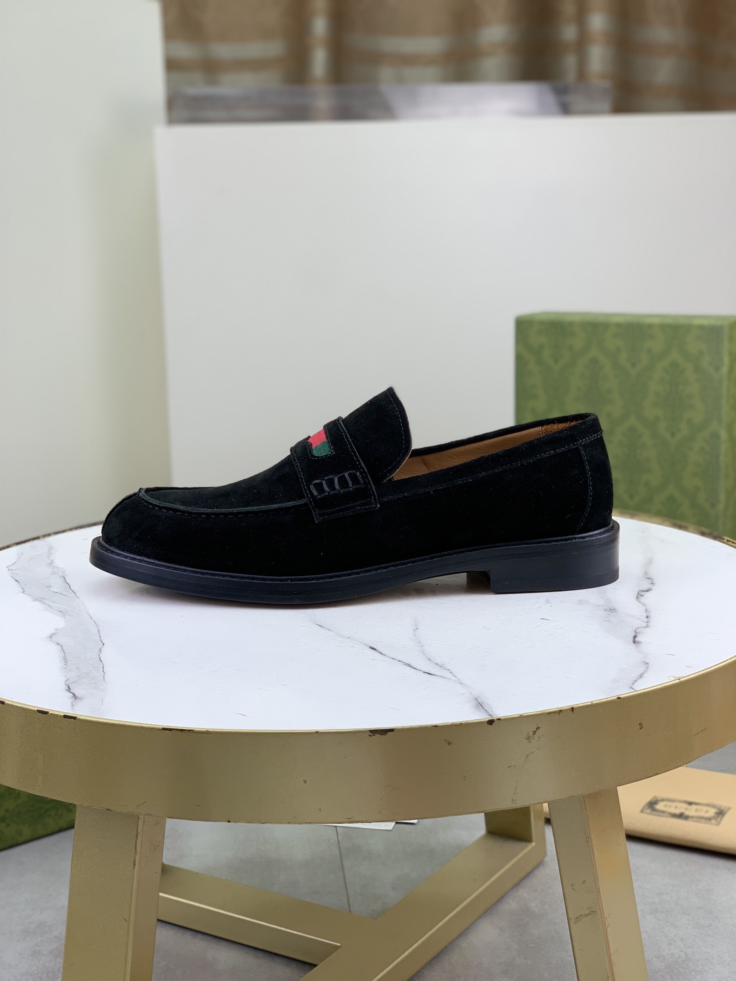 NO:744601,Gucci/Gucci new autumn men's lace-up derby shoes!  This slip-on shoe is made of imported high-mercerized cowhide, with ingenuity and elegant and refined silhouette, highlighting the brand's classic elegance. European-style last shape Precisely cut upper of a whole piece of leather High-quality leather material, full of texture Excellent gloss Excellent toughness, classic red and green webbing decoration Layered splicing design style, loose sneakers Native dyed calfskin lining Even and fine leather holes, soft and comfortable  Thickened leather outsole and composite rubber backing at the heel provide excellent foot comfort and are wear-resistant and non-slip. It is the first choice for light luxury. It is versatile and comes with a full set of packaging!  Size 39-40-41-42-43-44-45 leather shoe size (can be customized to 38.46),,gucci,gucci,cowhide,Leather soles19860909Gucci/古驰 秋季新款男士系带德比鞋！ 这款一脚蹬鞋甄选进口高丝光牛皮打造,匠心融蕴优雅精致的廓形,彰显品牌经典优雅风范.欧版楦型 整块皮革精准剪裁鞋面 优质皮革材质看细节,质感满满 光泽度极佳 韧性极好,经典红绿织带装饰 层次拼接设计风格,宽松板鞋 本染小牛皮内里 皮孔均匀细腻,柔软舒适 加厚真皮大底,后跟复合橡胶底片,上脚舒适度极好,且耐磨防滑,轻奢首选佳品,上脚百搭,配全套包装！ 尺码39-40-41-42-43-44-45皮鞋尺码（可定制38.46）,,gucci,gucci,cowhide,Leather soles,Men's shoes