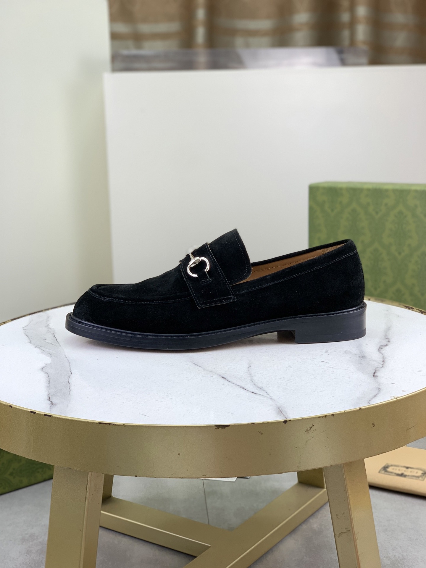 NO:744605,Gucci/Gucci new autumn men's lace-up derby shoes!  This slip-on shoe is made of imported high-mercerized cowhide, with ingenuity and elegant and refined silhouette, highlighting the brand's classic elegance. European-style last shape Precision-cut upper of a whole piece of leather High-quality leather material, full of texture Excellent gloss Excellent toughness, classic horsebit decoration Layered splicing design style, loose sneakers Native dyed calfskin lining Even and fine leather holes, soft and comfortable  Thickened leather outsole and composite rubber backing at the heel provide excellent foot comfort and are wear-resistant and non-slip. It is the first choice for light luxury. It is versatile and comes with a full set of packaging!  Size 39-40-41-42-43-44-45 leather shoe size (can be customized to 38.46),,gucci,gucci,cowhide,Leather soles19860909Gucci/古驰 秋季新款男士系带德比鞋！ 这款一脚蹬鞋甄选进口高丝光牛皮打造,匠心融蕴优雅精致的廓形,彰显品牌经典优雅风范.欧版楦型 整块皮革精准剪裁鞋面 优质皮革材质看细节,质感满满 光泽度极佳 韧性极好,经典马衔扣装饰 层次拼接设计风格,宽松板鞋 本染小牛皮内里 皮孔均匀细腻,柔软舒适 加厚真皮大底,后跟复合橡胶底片,上脚舒适度极好,且耐磨防滑,轻奢首选佳品,上脚百搭,配全套包装！ 尺码39-40-41-42-43-44-45皮鞋尺码（可定制38.46）,,gucci,gucci,cowhide,Leather soles,Men's shoes