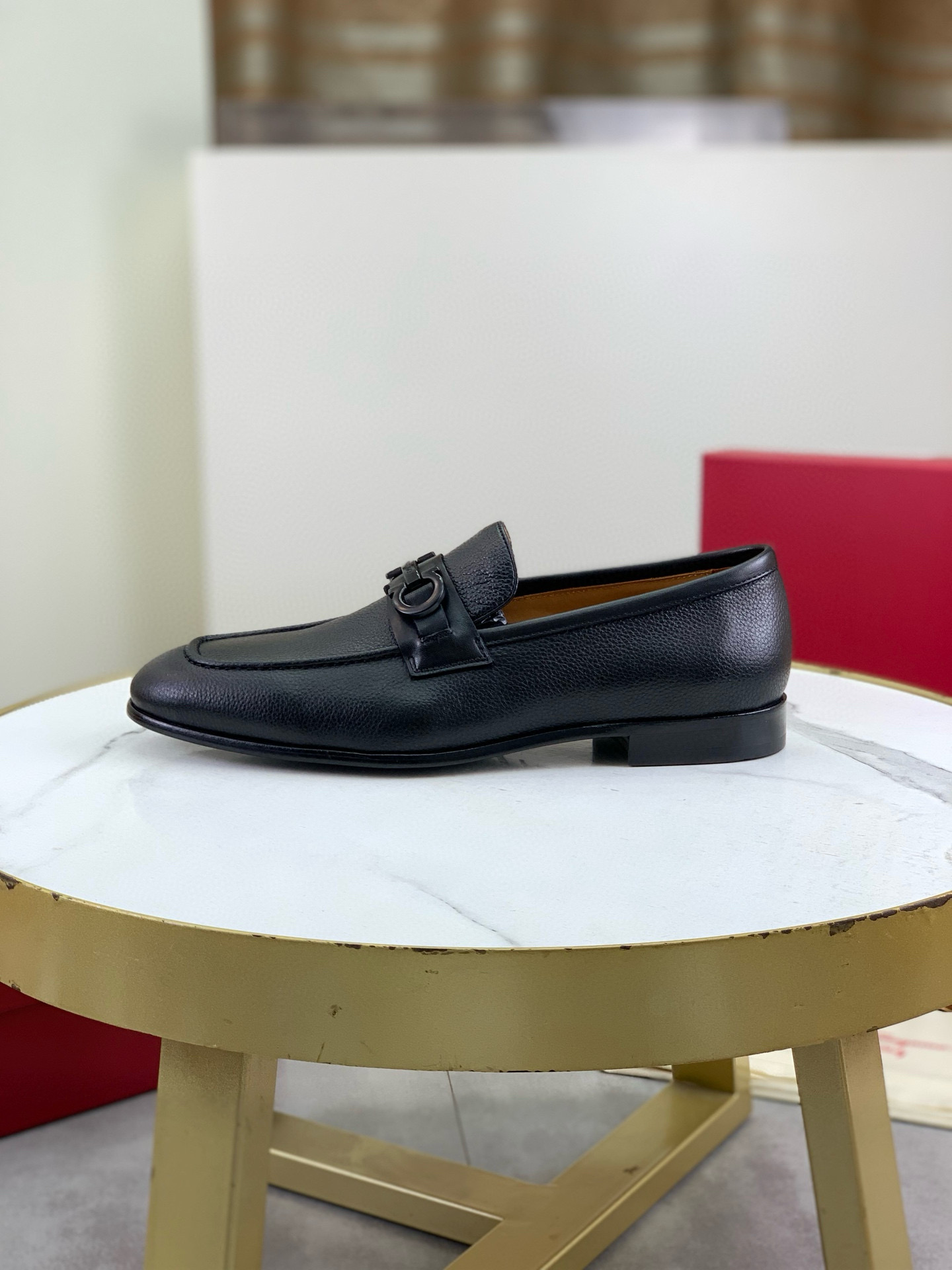 NO:745018,Top quality (genuine leather outsole series) [Salvatore Ferragamo] Ferragamo business leather shoes, official website 1:1 top purchasing quality, uppers imported from selected original soft calfskin with metal buckles, lining feet made of imported original water-dyed cowhide, imported original custom-made Italian handmade leather outsole, code number 39-44 (38 45 46 can be customized),, Louis  vuitton,ferragamo,ferragamo,cowhide,Leather soles19860909顶级品质（真皮大底系列）【Salvatore Ferragamo】菲拉格慕商务皮鞋,官网1:1顶级代购品质,鞋面进口精选原版柔软小牛皮配金属扣,内里垫脚均用进口原版水染牛皮,进口原版订制意大利手工真皮大底,码数39-44（38 45 46可以定做）,,louis vuitton,ferragamo,ferragamo,cowhide,Leather soles,Men's shoes