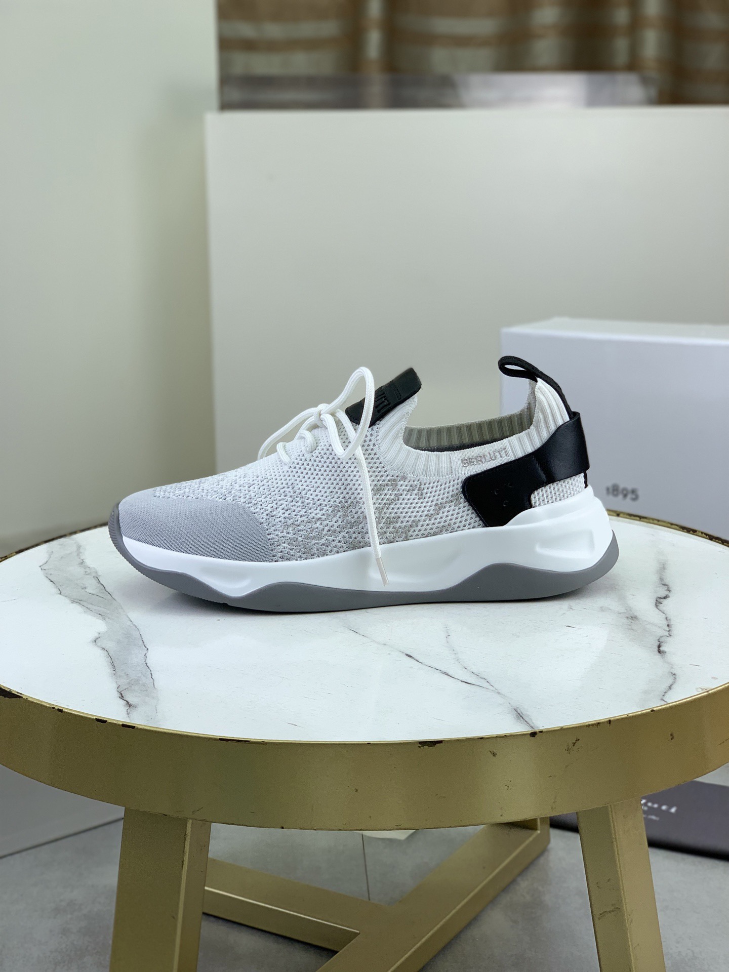 NO:756238,Top purchasing quality Berlut* France's top men's shoes, the Berluti brand broke the rules in its first show and launched a new Edge shoe last. This model is hand-made with exquisite and fashionable fly-woven cowhide, water-dyed cowhide lining, and original color-blocking lightweight and wear-resistant rubber soles; this bold improvement of the iconic shoe last is of great significance to the creative work of its unique shape and edge width.  On Alessandro shoes, this sharp-edged silhouette is made more see-through by Kris' bold and professional new Cloudy dyeing, making it classic and fashionable!  Size39-45 (sizes 38, 46 and 47 can be customized),,cowhide19860909顶级代购品质Berlut*布鲁提法国顶级男鞋,Berluti品牌的首秀中打破常规,推出全新的Edge鞋楦.这款更是在飞织配牛皮上加入手精致时髦,水染牛皮内里,原版拼色轻便耐磨橡胶底；标志性鞋楦的这种大胆改良,对于其独特形状和边宽创意工作意义重大. 在Alessandro鞋履上,这种棱角分明的轮廓经Kris大胆专业的全新Cloudy 染色显得更有透视感,经典时尚！Size39-45（38 46、47码可订制）,,cowhide,Men's shoes