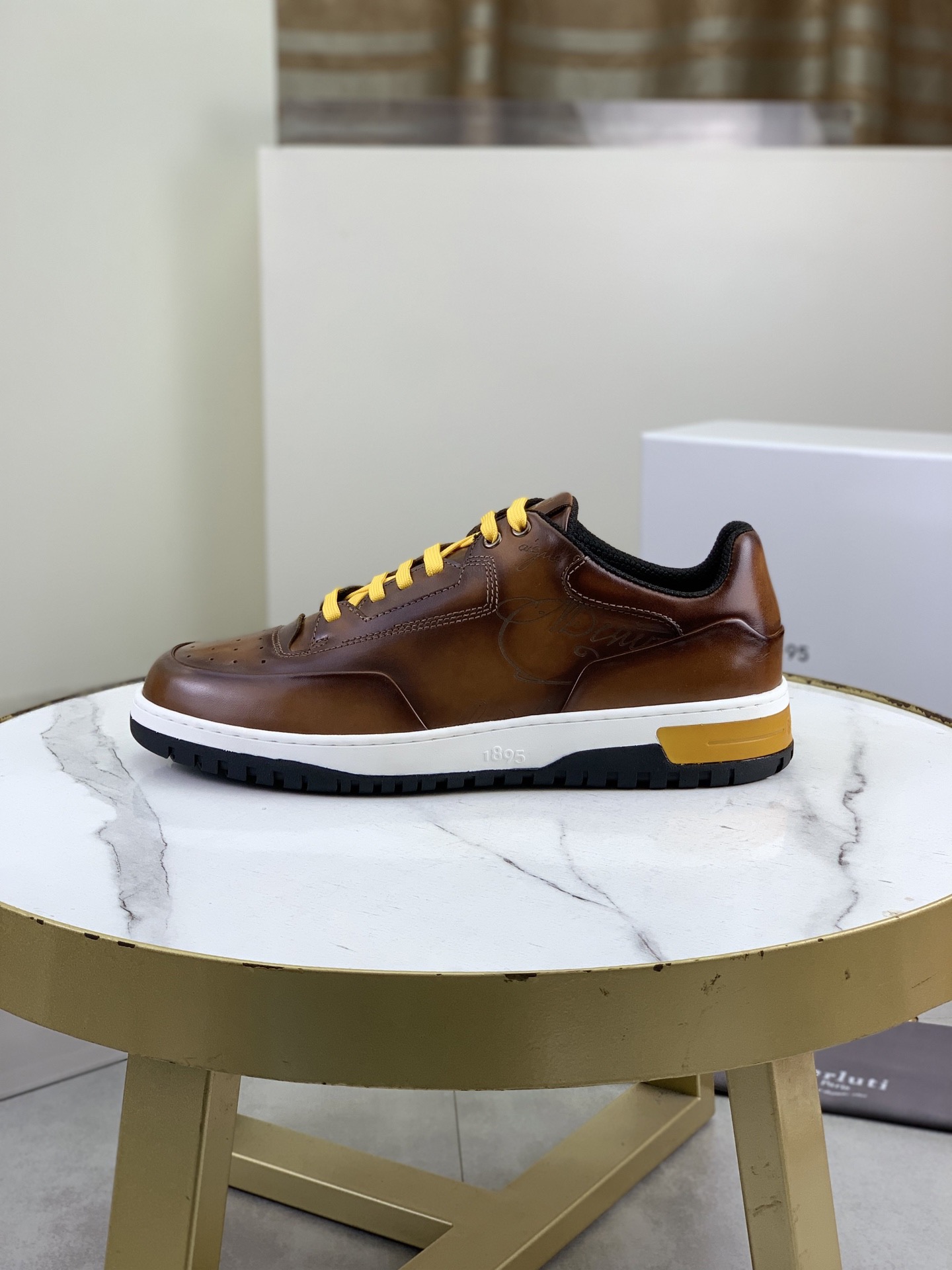 NO:778577,Batch Berluti/Bruti's new men's playoff color leather sneakers, old money style shoes, heavy industry products, highly recommended!  Drawing inspiration from the classic self-running shoe style, it elevates the casual and elegant aesthetics to a higher level, creating a stylish sneaker with a unique style and a gentleman's casual feel. This leather version of the shoe is interpreted by the brand's craftsmen in retro tones and has a unique style. Classic round toe sports version, select high-quality calfskin upper, hand-rubbed details, with flexible and lightweight rubber outsole, and the upper is decorated with Venezia  scritto pattern and perforated details, full cowhide padded upper, and full cowhide foot pads. The style is fashionable and comfortable. It perfectly interprets the fashionable man and can be suitable for various occasions. Multiple colors are available to meet the matching needs of different scenes. Full package!  Size 39-40-41-42-43-44-45-46 standard leather shoe size (38/47 can be customized and does not support returns), off white, sneakers, cowhide19860909批 Berluti/布鲁提 新款男士playoff擦色皮革运动鞋 老钱风鞋款 重工精品 强烈推荐入！ 经典自跑鞋风格中汲取灵感,把休闲优雅的美学提升至更高层次,演绎出别具风格且极富绅士休闲感的时尚造型运动鞋,这款皮革版鞋款经品牌工匠演绎呈现复古色调,风格独树一帜.经典圆头运动版型,甄选优质小牛皮鞋面,手工擦色工艺细节,搭配柔韧轻质橡胶大底,鞋面饰以Venezia scritto图纹和开孔细节,全牛皮加衬鞋面,垫脚全牛皮制作,款式时髦又舒适,完美诠释了时尚型男,可适合各种场合.多色可选 满足不同场景搭配需求,全套包装！ 尺码39-40-41-42-43-44-45-46标准皮鞋码（38/47可定做不支持退换）,,off white,sneakers,cowhide,Men's shoes