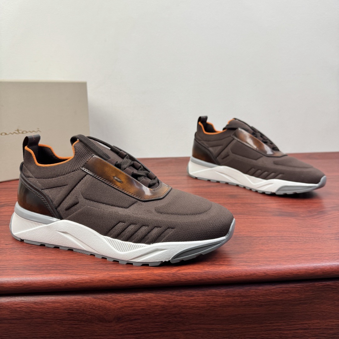 NO:782581,Santoni (Santoni) Italian men's washed denim casual shoes!  Each pair of shoes from this Italian handmade shoe brand has a simple and classic design, which is very comfortable and versatile!  It is not accurate to describe the Italian shoe brand Santoni as 'nouveau riche'. Although it is very young, its appearance and temperament are quite sophisticated, and it can even be said that it is well versed in the ways of the world. The toe of the shoe adopts a classic two-section design concept, and all trimming parts have been processed by hemming technology, giving a 360-degree vision without rough edges!  High elastic mesh lining design!  The real-line method of glueing the empty circle around the outsole is environmentally friendly and does not open the glue!  The upper material of this shoe is made of washed denim and high-mercerized suede cowhide. When you look at the back of the leather, you can see very clear pores!  The inside is made of calf and will not slip or fade!  The outsole is made of a combination of IP outsole and TPU backing sheet, which is light and comfortable on the foot!  The brand's special molded footbed has a layer of high-elastic foam in the middle of the insole that makes it easy to put on your feet. Exclusive private mold control, long-term availability!  Original box packaging, with shoe storage bag!  Size 39-40-41-42-43-44 (45.46 can be customized),,cowhide19860909Santoni(圣东尼）意大利男士水洗牛仔布休闲鞋！ 这个意大利纯手工鞋履品牌的每一双鞋设计简洁经典,上脚非常舒适百搭！ 用“新贵”来形容意大利鞋履品牌Santoni,并不准确,尽管它很年轻,但呈现出的相貌和气质却相当老练,甚至可以说深谙世故之道. 鞋子鞋头部位采用经典的两节设计理念,切边部位全部经过包边工艺处理,360度无毛边视觉！高弹网布内里设计！大底周圈空胶车真线做法,即环保又不开胶！ 此款鞋面面料采用水洗牛仔布配高丝光反毛牛皮、从皮料反面顶起来会看到很清晰的毛孔！内里进囗小牛里,不打滑,不掉色！大底采用ip大底加tpu底片组合成型,上脚轻便舒适！品牌专用开模脚床,鞋垫中间有一层高弹泡棉上脚轻快.独家私模可控,长期有货！原盒包装,配鞋履收纳袋！ 尺码39-40-41-42-43-44（可定制45.46）,,cowhide,Men's shoes
