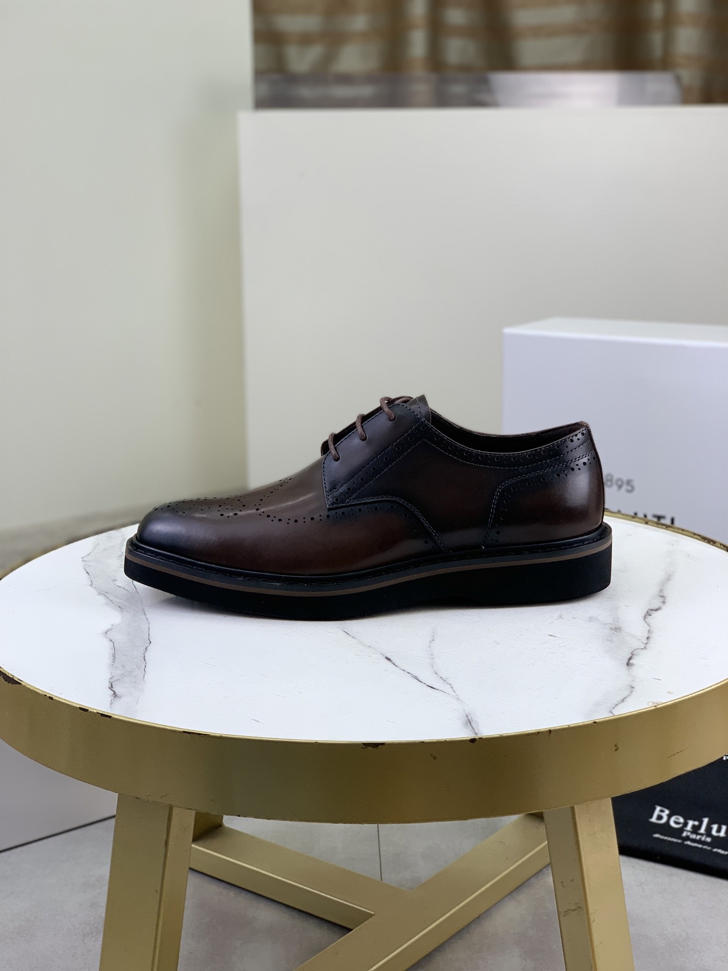 NO:781737,BERLUTI men's business lace-up formal leather shoes are made of black glossy soft leather, with a slender shape, low-key and simple, suitable for matching suits or casual trousers. The soles are made of rubber, non-slip, light and comfortable, and are OK for standing or walking for a long time. The invisible inner height increases by about 6cm, showing height without losing nature, especially suitable for small boys. The toe is slightly raised to modify the foot shape, and the insole is soft and removable to meet the needs of various occasions. It is versatile for weddings and business commuting!  size39-45 (46 customized),,business suit19860909BERLUTI布鲁提男士商务系带正装皮鞋采用黑色光面软皮,鞋型修长,低调简约,适合搭配西装或休闲西裤.鞋底为橡胶材质,防滑轻便又舒适,长时间站立或行走都OK.隐形内增高约6cm,显高却不失自然,特别适合小个子男生. 鞋头微翘,修饰脚型,鞋垫柔软可拆卸,满足多种场合需求 .婚礼、商务通勤都很百搭！ size39-45（46定做）,,business suit,Men's shoes