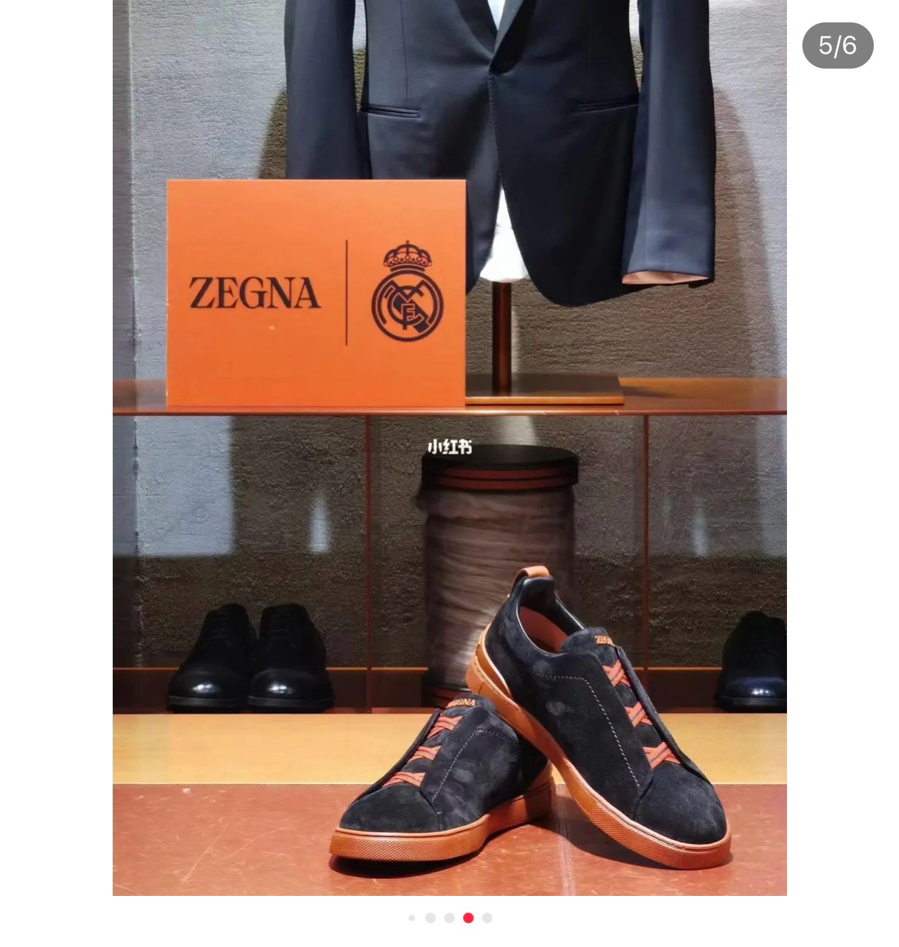 NO:783446,Ermenegildo Zegna Luxury low-top sneakers in suede The triple stitch low-top luxury sneakers in split suede are lightweight and flexible in construction. Zegna's signature triple cross elastication details ensure easy slip-on and take-off and are reminiscent of the traditional hand-stitching of the brand's tailoring jackets, paying homage to Zegna's heritage of craftsmanship. A calfskin leather lining completes the look. Fit and product details: Suede fabric, calfskin lining, easy to put on and take off, the brand's classic cross-elastic strap design. The tongue is heat-embossed with the brand name. Lightweight and highly elastic rubber foam sole, with a TPU double-stripe brand logo trim on the heel. The shoe body is made of hollow glue, and the outsole stitching is added around the circumference. Sanitized removable memory footbed adds a modern and dynamic atmosphere to this casual shoe. Product code LHSOY-S4667Z-RTZ Made in Italy. Work blue/heather gray/dark beige/brown/tobacco brown/navy blue, six colors, sizes 39/40/41/42/43/44/45 (customized at 46.47) standard leather shoe size, counter packaging, shoe storage bag included, zegna, sneakers, jackets & coats, cowhide19860909Ermenegildo Zegna 杰尼亚 绒面革低帮奢华休闲鞋 这款绒面剖层革 Triple Stitch 低帮奢华休闲运动鞋的结构轻盈灵活.杰尼亚标志性三重交叉松紧细节确保穿脱灵便,同时令人联想到品牌精裁夹克的传统手工缝制工艺,致敬杰尼亚的精湛工艺传承.配以小牛皮皮革衬裡令造型更显考究. 版型和产品细节: 绒面革面料,小牛皮内裡,易穿、脱套脚品牌经典交叉松紧带设计.鞋舌热压品牌名称.轻便高弹力橡胶发泡鞋底,后跟加贴 TPU 双条纹品牌 Logo 饰条.鞋身空胶做法,周圈加车大底缝线.Sanitized 可拆卸记忆鞋床,为这款休闲鞋增添现代动感气息. 产品代码LHSOY-S4667Z-RTZ 意大利制造. 工装蓝色/麻灰色/深米色/棕色/烟草棕/海军蓝 六色入 尺码39/40/41/42/43/44/45（46.47订做）标准皮鞋尺码 专柜包装,随附鞋履收纳袋,,zegna,sneakers,jackets & coats,cowhide,Men's shoes