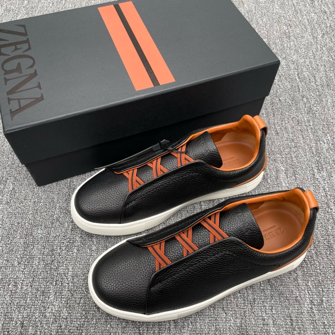 NO:783461,Ermenegildo Zegna Casual Sneakers These low-top Triple Stitch sneakers are made from supple deerskin, bringing a sophisticated touch to casual footwear. Signature triple cross elastic detail highlights the hand stitching of traditional leather shoes, lightweight and slip-on design, perfect for a fast-paced lifestyle. Crafted from soft deerskin, this shoe has a very lightweight rubber outsole with double stripe logo. Sporty details, reinterpreting the iconic shoe with an ultra-light structure. Deerskin fabric on the collar, reverse stitching on the collar, benzene-dyed calfskin lining, and car lasting on the midsole. Easy to put on and take off, cross-elastic straps and 3D 'ripple' design. Hot-embossed brand name on the tongue. Lightweight and highly elastic rubber foam sole, TPU double-stripe brand logo trim on the heel, hollow rubber on the shoe body, and outsole stitching on the circumference. The shoe body is lighter than before 100g. Lightweight high-elastic rubber outsole with Zegna logo on the back and removable foot bed add a modern and dynamic touch to this sneaker. Product Code LHCVO-S4667Z-SPA Made in Italy Black/White/Red Brown/Heather Gray/Brown/Black & Red Brown/White & Red Brown Seven Colors Available Size 39/40/41/42/43/44/45 (customized at 46.47) standard leather shoe size. Counter packaging, shoe storage bag included! ,,zegna,sneakers,cowhide19860909Ermenegildo Zegna 杰尼亚 休闲运动鞋 这款 Triple Stitch 低帮运动鞋以柔软的鹿皮制成,为休闲鞋履注入精致格调.标志性三重交叉弹性细节彰显出传统皮鞋的手工缝迹,轻盈和懒人套式设计,完美契合快节奏的生活方式. 这款鞋选用轻软鹿皮制作,非常轻盈的橡胶外底上点缀双条纹 Logo 运动细节,以超轻结构重新诠释标志性鞋款.领口部位鹿皮面料反车做法,苯染小牛皮内裡,车中底套楦做法.易穿脱套脚交叉松紧带和 3D“波纹”设计.鞋舌热压品牌名称.轻便高弹力橡胶发泡鞋底,后跟加贴 TPU 双条纹品牌 Logo 饰条,鞋身空胶做法,周圈加车大底缝线.鞋身重量比以往轻 100 克.轻盈的高弹力橡胶外底背面和可拆卸脚床饰 Zegna 标识,为这款运动鞋增添现代动感气息. 产品代码LHCVO-S4667Z-SPA 意大利制造 黑色/白色/红棕色/麻灰色/棕色/黑色&红棕色/白色&红棕色 七色入 尺码39/40/41/42/43/44/45（46.47订做）标准皮鞋尺码 专柜包装,随附鞋履收纳袋！,,zegna,sneakers,cowhide,Men's shoes