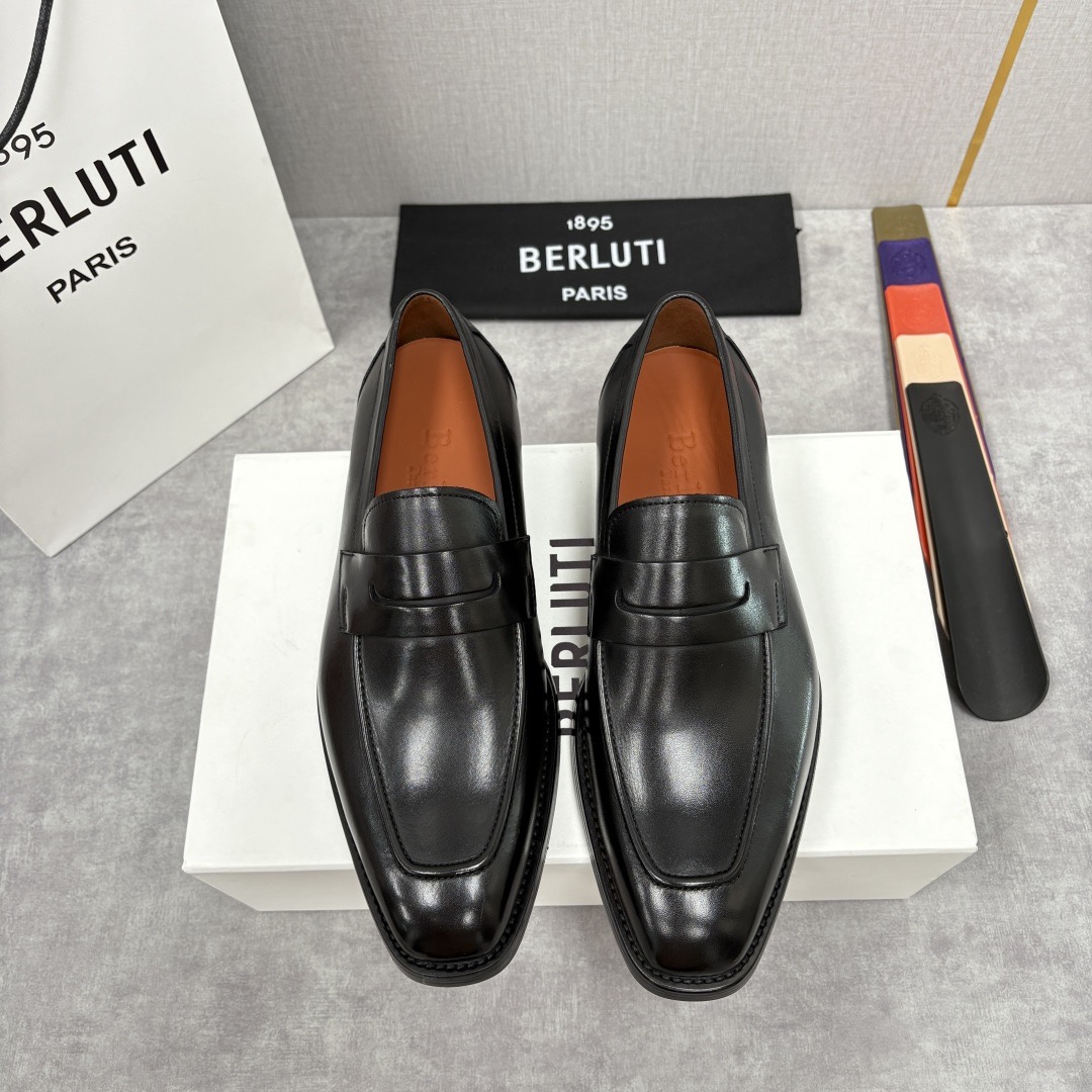 NO:783838,Berlut* New Men's Loafers Leather Shoes One of Berlut*'s iconic shoes. Imported from Italy/crocodile pattern embossed cowhide/plain calfskin, hand-changed and rubbed. The upper is made of top-quality calfskin. The leather is fine, soft, shiny, and has good flexibility and durability. With the increase of wearing time, the leather will gradually form a unique luster and texture, showing a unique personality. The inner water-dyed calfskin has a fine, shiny and translucent leather.  Simple slip-on last type, hand-piped stitching, exquisite details, Italian genuine leather outsole with asymmetrical Scritto pattern logo on the bottom layer, metal parts on the edge of the sole, which not only serves as a decoration, but also enhances the wear resistance and durability of the sole, reflecting the brand's ultimate pursuit of details and quality. The rubber patch on the heel is shock-absorbing, effectively ensuring the comfort of the foot. Fully hand-painted color process. Each pair of shoes has its own unique color style.  The upper has reverse stitching. The upper has innovative stitching. It is decorated with cowhide strap patches of the same material. There is a cut edge at the heel. It has a real extended structure and can be worn as a slip-on!  Whether it is paired with a formal suit or casual trousers, it can be easily controlled and enhance the texture of the overall look. Size39-44 (customized at 38.45.46), loafers, business suit, cowhide, Leather soles19860909Berlut*布鲁提 新品男士乐福鞋皮鞋  Berlut*的一款标志性鞋履 意大利进口/鳄鱼纹压纹牛皮/平纹小牛皮 手工改色擦色而成 鞋面选用顶级的小牛皮材质,皮质细腻柔软,富有光泽,且具备良好的柔韧性与耐用性.随着穿着时间的增加,皮革会逐渐形成独特的光泽和纹理,展现出独一无二的个性魅力 内里水染小牛皮 皮质细腻光泽透亮 简约套脚楦型 手工滚边收线缝接 细节精致 搭配意大利真皮大底底层饰以不对称 Scritto图纹徽标 鞋底边缘还镶有金属部件,不仅起到了装饰作用,还增强了鞋底的耐磨性和耐用性,体现了品牌对细节和品质的极致追求.后跟橡胶贴片减震 有效保障上脚舒适度 全手工擦色工艺 每一双鞋子都有自己独有的颜色风格 帮面有反面缝线.鞋面有创新缝线. 饰同材质牛皮横带贴片 鞋跟处有切边.真正的延条结构一脚蹬套脚穿着 ！ 无论是搭配正式的西装,还是休闲的裤装,都能轻松驾驭,提升整体造型的质感. Size39-44（38.45.46定做）,,loafers,business suit,cowhide,Leather soles,Men's shoes