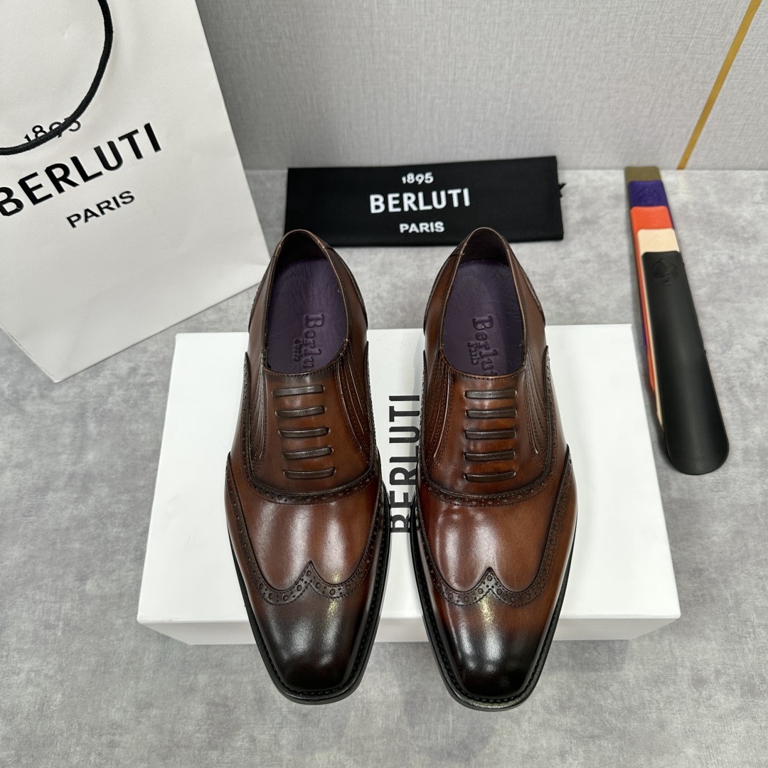 NO:783853,Berlut*'s new men's three-joint hand-rubbed formal leather shoes are shipped. High-quality imported calfskin uppers are hand-rubbed. The uppers are decorated with brogue punching and carving details, and crocodile pattern cowhide mark threads are hand-stitched. Berlut*'s details and spiritual inheritance are demonstrated everywhere. Semi-Goodyear cold-bonding process, simple atmosphere, vividly showing the texture of the leather, exquisite hand-made color-rubbing, and water-dyed calfskin on the inside.  The Italian genuine leather outsole has a rubber backing added to the heel for excellent anti-slip effect. A pair of shoes with a very artistic charm and original private mold badge shoe horns are on sale in original customized packaging!  Standard leather shoe sizes 39-44 (38.45.46 customized),,cowhide,Leather soles19860909Berlut* 布鲁提 新款男士三接头手工擦色正装皮鞋出货 甄选优质进口小牛皮鞋面 手工擦色工艺处理效果 鞋面饰以布洛克冲孔雕花细节,鳄鱼纹牛皮马克线手缝拼接 处处彰显着 Berlut* 的细节与精神传承 半固特异冷粘工艺 古朴大气 将皮料质感展现得淋漓精致手工改色擦色特色内里水染小牛皮 意大利真皮大底后跟加入橡胶底片防滑效果极好 很有艺术韵味的一双鞋子搭配原版私模徽章鞋拔原版定制包装发售！ 标准皮鞋码数39-44（38.45.46定做）,,cowhide,Leather soles,Men's shoes