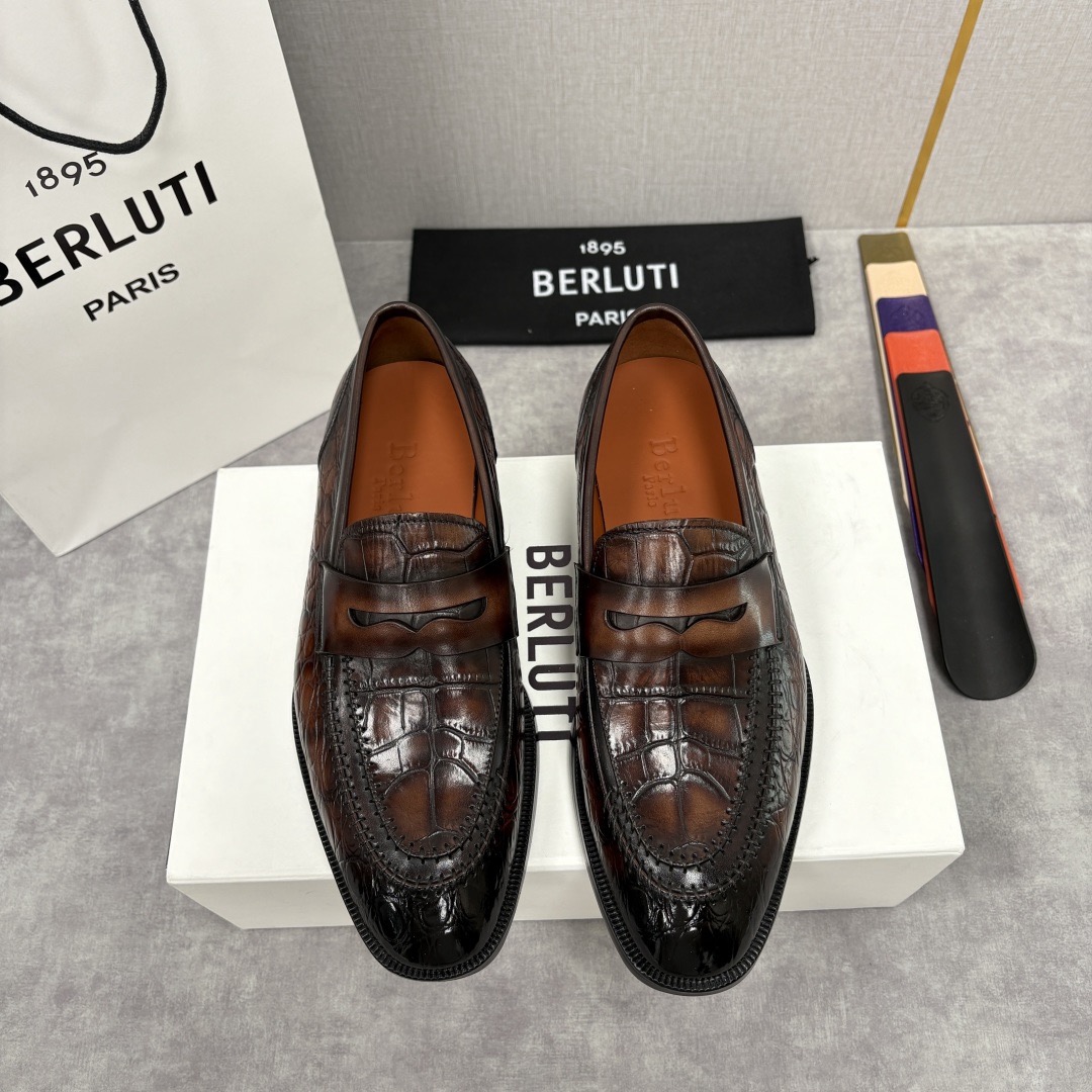 NO:783862,Berlut*'s new men's hand-rubbed formal loafers feature century-old craftsmanship as a 'lace-less' luxury statement and the ingenious aesthetics of crocodile pattern leather shoes. They are made of high-quality imported crocodile-embossed cowhide. The top-stitching process of the shoe body is delicate and neat, and the upper and shoe last are tightly engaged, which not only strengthens the structural stability, but also injects detailed tension into the simple shoe shape.  The upper is treated with hand-rubbing technology. The inner water-dyed calfskin is soft and comfortable. The Italian genuine leather outsole is added with a rubber backing for excellent anti-slip effect and continues the brand's iconic artistic embossed outsole. The blue/burgundy gradient outsole is printed with the brand's exclusive artistic embossing. The metal ornaments at the toe are not only decorative, but also add wear-resistant properties. The details show the brand's ultimate pursuit of quality. Suitable for both business and leisure styles!  Crocodile pattern loafers have become the ultimate interpretation of 'laceless elegance' - no need to tie, but with the dual luxury of material and craftsmanship, it firmly locks the taste threshold of high-end men's shoes. Size39-44 (38.45.46 custom-made),, loafers,cowhide,Leather soles19860909Berlut* 布鲁提 新款男士手工擦色正装乐福鞋皮鞋上新  百年匠艺的「无鞋带」奢华宣言 鳄鱼纹皮鞋的匠心美学 甄选优质进口鳄鱼压纹牛皮制成. 鞋身的明线缝合工艺细腻工整,将鞋面与鞋楦紧密咬合,既强化结构稳定性,又为简约鞋型注入细节张力. 鞋面采用手工擦色工艺处理效果.内里水染小牛皮柔软舒适意大利真皮大底后跟加入橡胶底片防滑效果极好延续品牌标志性的艺术压纹大底.蓝色/酒红色渐变的大底印有品牌专属的艺术压纹,鞋头处的金属饰件不仅是装饰,更添耐磨属性,细节之处尽显品牌对品质的极致追求.从商务到休闲的风格通吃！鳄鱼纹乐福鞋便成为了“无鞋带优雅”的终极诠释——无需系带,却以材质与工艺的双重奢感,牢牢锁定高端男士鞋履的品味阈值. Size39-44（38.45.46定做）,,loafers,cowhide,Leather soles,Men's shoes