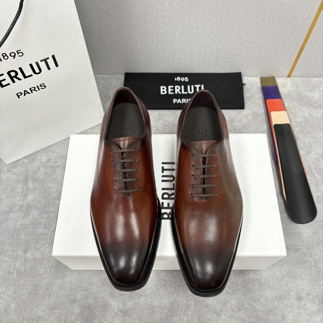 NO:783876,Berlut* new men's hand-rubbed formal leather shoes. The perfect fusion of luxury and craftsmanship. Made of high-quality imported calfskin/crocodile embossed cowhide. The uppers are treated with hand-rubbed color process. Berlut*'s details and spiritual inheritance. Semi-Goodyear cold bonding process. Simple and elegant. The texture of the leather is vividly displayed. Exquisite hand-touched color-buffed features. The inner water-dyed calfskin is soft and comfortable. The Italian genuine leather outsole is added with a rubber backing for excellent anti-slip effect.  The toe is decorated with a metal patch and has a unique sole design. The unique dyed sole is rich in color and rich in layering. After special treatment, it is wear-resistant and beautiful. The iconic engraving pattern on the sole is not only a symbol of the brand, but also gives each pair of shoes a unique personality. A pair of shoes with a very artistic charm is sold with original private mold badge shoehorn and original customized packaging!  Standard leather shoe sizes 39-44 (38.45.46 customized),,cowhide,Leather soles19860909Berlut* 布鲁提 新款男士手工擦色正装皮鞋上新 奢华与匠心的完美融合 甄选优质进口小牛皮/鳄鱼压纹牛皮制成 鞋面采用手工擦色工艺处理效果 Berlut* 的细节与精神传承 半固特异冷粘工艺 古朴大气 将皮料质感展现得淋漓精致手工改色擦色特色内里水染小牛皮柔软舒适意大利真皮大底后跟加入橡胶底片防滑效果极好 鞋头饰以金属贴片 别具一格的鞋底设计.独特的染色鞋底,色泽浓郁且富有层次感,经过特殊处理后,耐磨又美观.鞋底上标志性的雕刻图案,不仅是品牌的象征,更赋予每一双鞋独特的个性.很有艺术韵味的一双鞋子搭配原版私模徽章鞋拔原版定制包装发售！ 标准皮鞋码数39-44（38.45.46定做）,,cowhide,Leather soles,Men's shoes