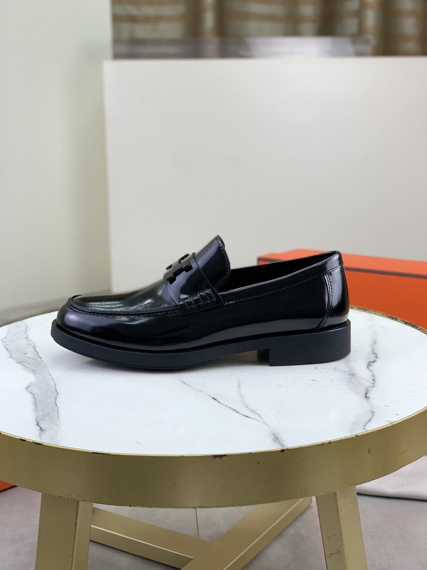 NO:829931,Top version, official website 1:1 Latest original outsole Brand Hermès (Hermès) standard men's size 39-44 (38, 45 can be customized) Level official website 1:1 same style Original quality material Original imported calfskin Water-dyed cowhide lining Original Italian rubber outsole Style categories Men's fashion Formal casual leather shoes Slip-on men's shoes series Young fashion European and American trends British style  Color calfskin, tumbled leather, open edge beads, hermes, hermes, cowhide19860909顶级版本,官网1:1 最新款原版大底 品牌Hermès（爱马仕）标准码男码39-44（38、45可以定做）等级官网1:1 同款 原单品质材料原版进口小牛皮 水染牛皮内里 原版意大利橡胶大底款式类别男士时尚 正装休闲皮鞋 套脚款男鞋系列 年轻时尚 欧美潮流 英伦风格 颜色小牛皮、摔纹皮、开边珠,,hermes,hermes,cowhide,Men's shoes