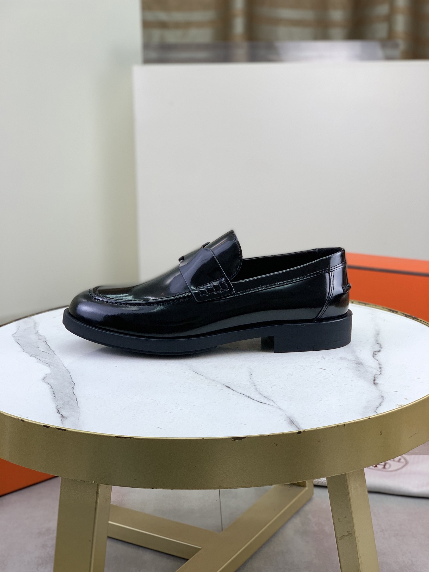 NO:829939,Top version, official website 1:1 Latest original outsole Brand Hermès (Hermès) standard men's size 39-44 (38, 45 can be customized) Level official website 1:1 same style Original quality material Original imported calfskin Water-dyed cowhide lining Original Italian rubber outsole Style categories Men's fashion Formal casual leather shoes Slip-on men's shoes series Young fashion European and American trends British style  Color calfskin, open edge beads,,hermes,hermes,cowhide19860909顶级版本,官网1:1 最新款原版大底 品牌Hermès（爱马仕）标准码男码39-44（38、45可以定做）等级官网1:1 同款 原单品质材料原版进口小牛皮 水染牛皮内里 原版意大利橡胶大底款式类别男士时尚 正装休闲皮鞋 套脚款男鞋系列 年轻时尚 欧美潮流 英伦风格 颜色小牛皮、开边珠,,hermes,hermes,cowhide,Men's shoes